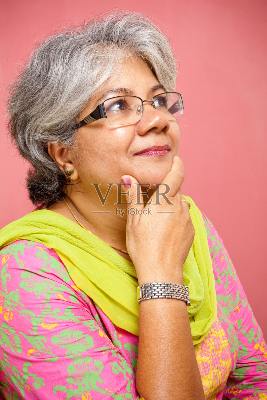 有思想的传统印度有吸引力的成熟成年女性照片摄影图片