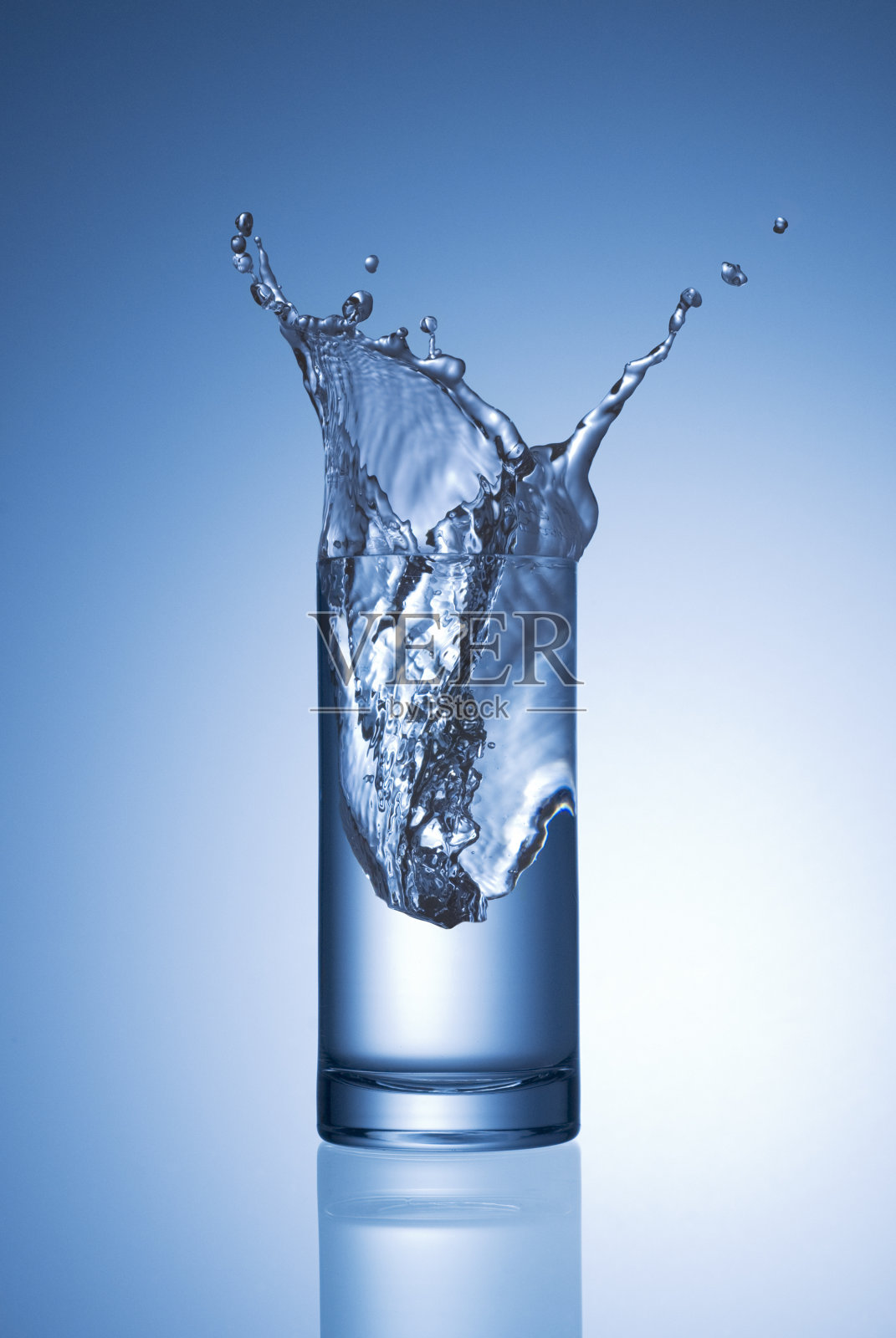 蓝色杯子里的水花照片摄影图片