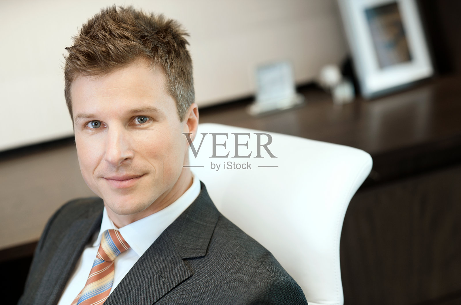 办公室里微笑的商人照片摄影图片