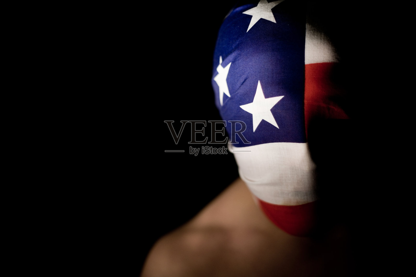 黑暗中的旗头照片摄影图片