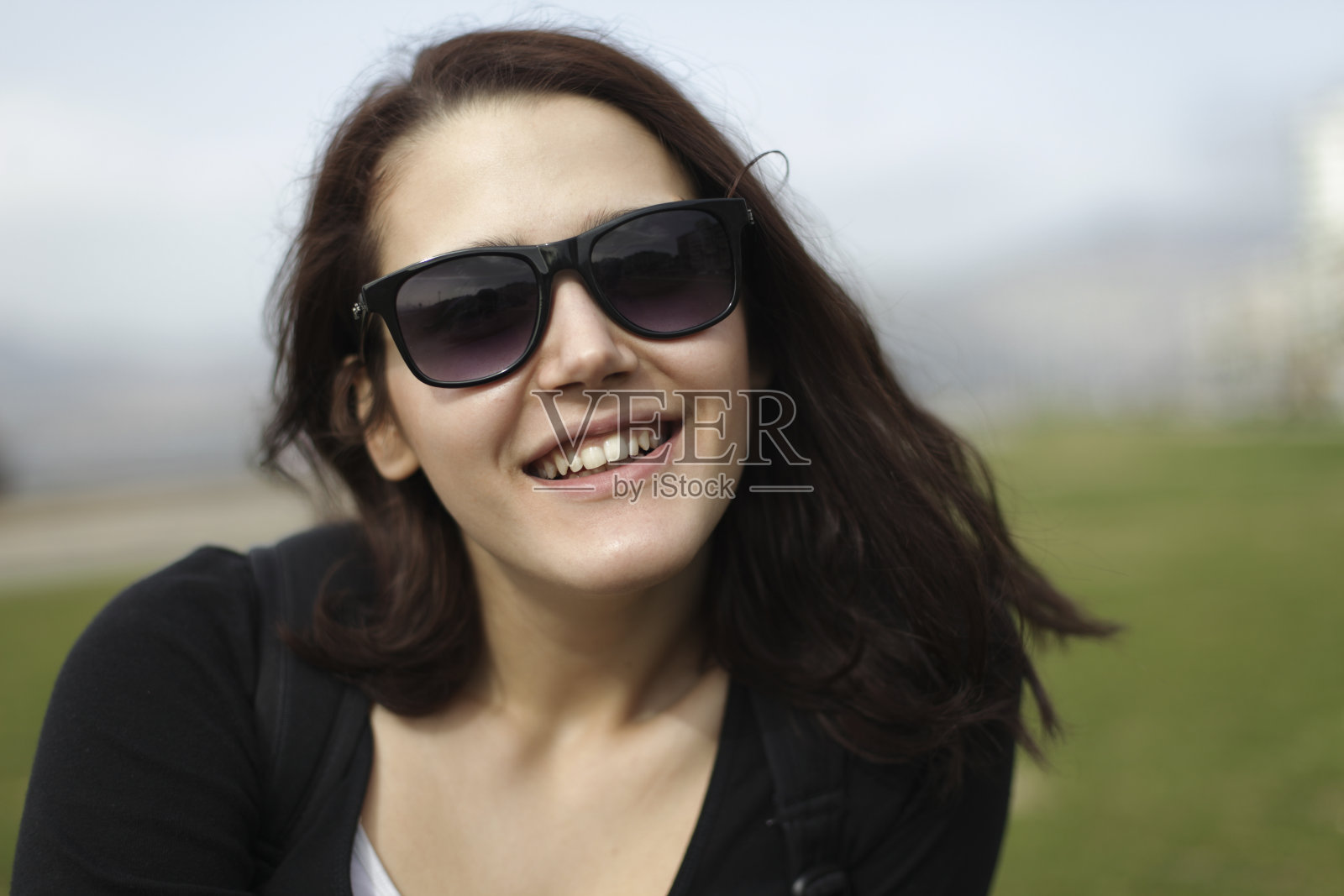 快乐的年轻女子照片摄影图片