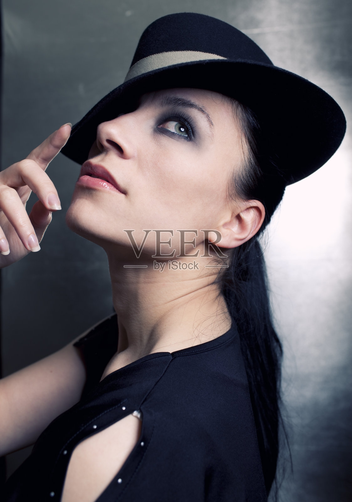 美女肖像，黑发碧眼，戴着一顶帽子照片摄影图片