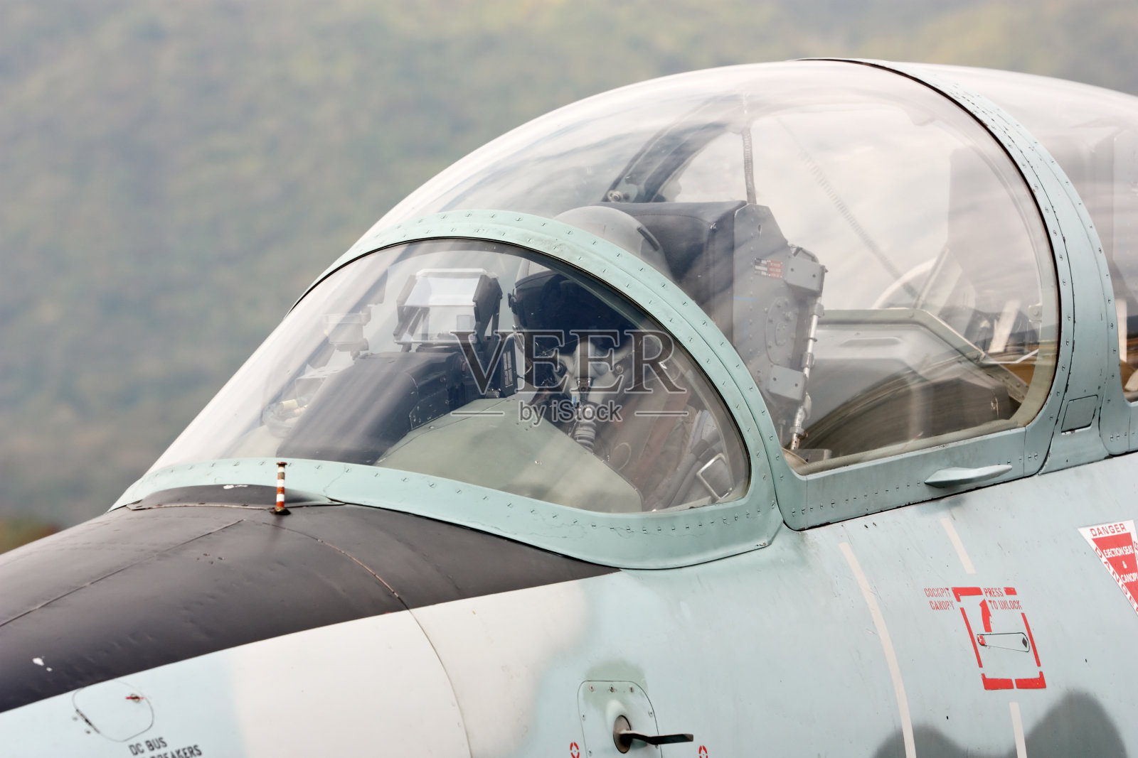 喷气式战斗机驾驶舱内的飞行员照片摄影图片