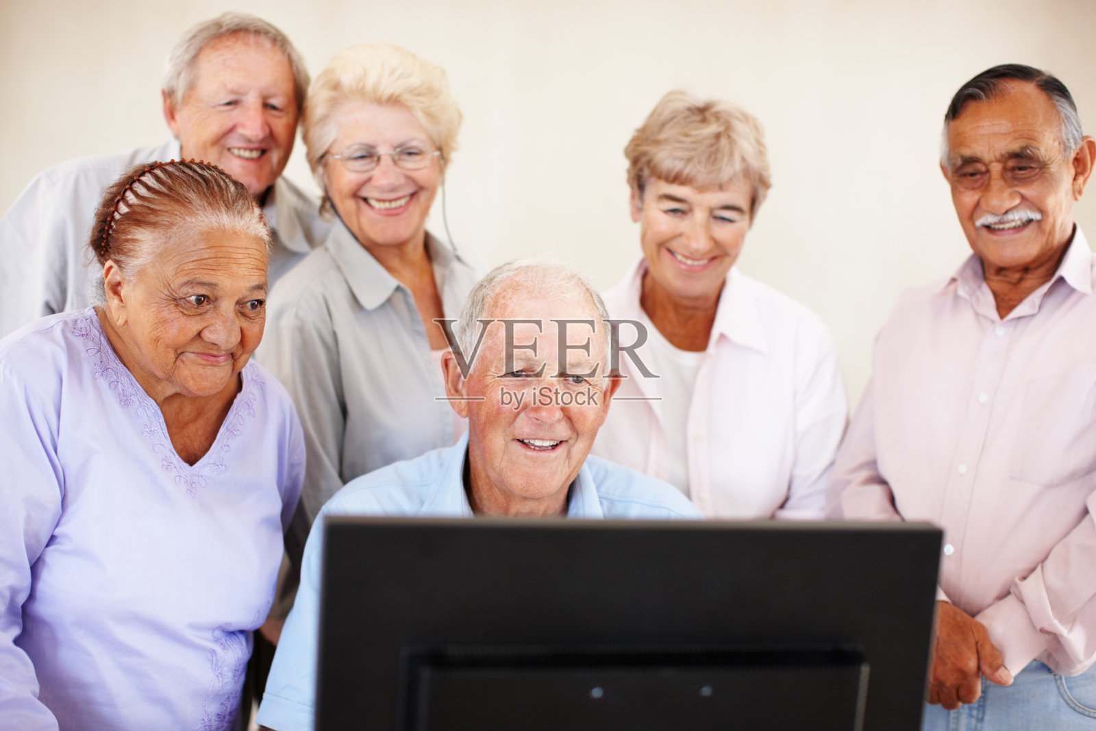 老年人在用电脑，微笑着照片摄影图片