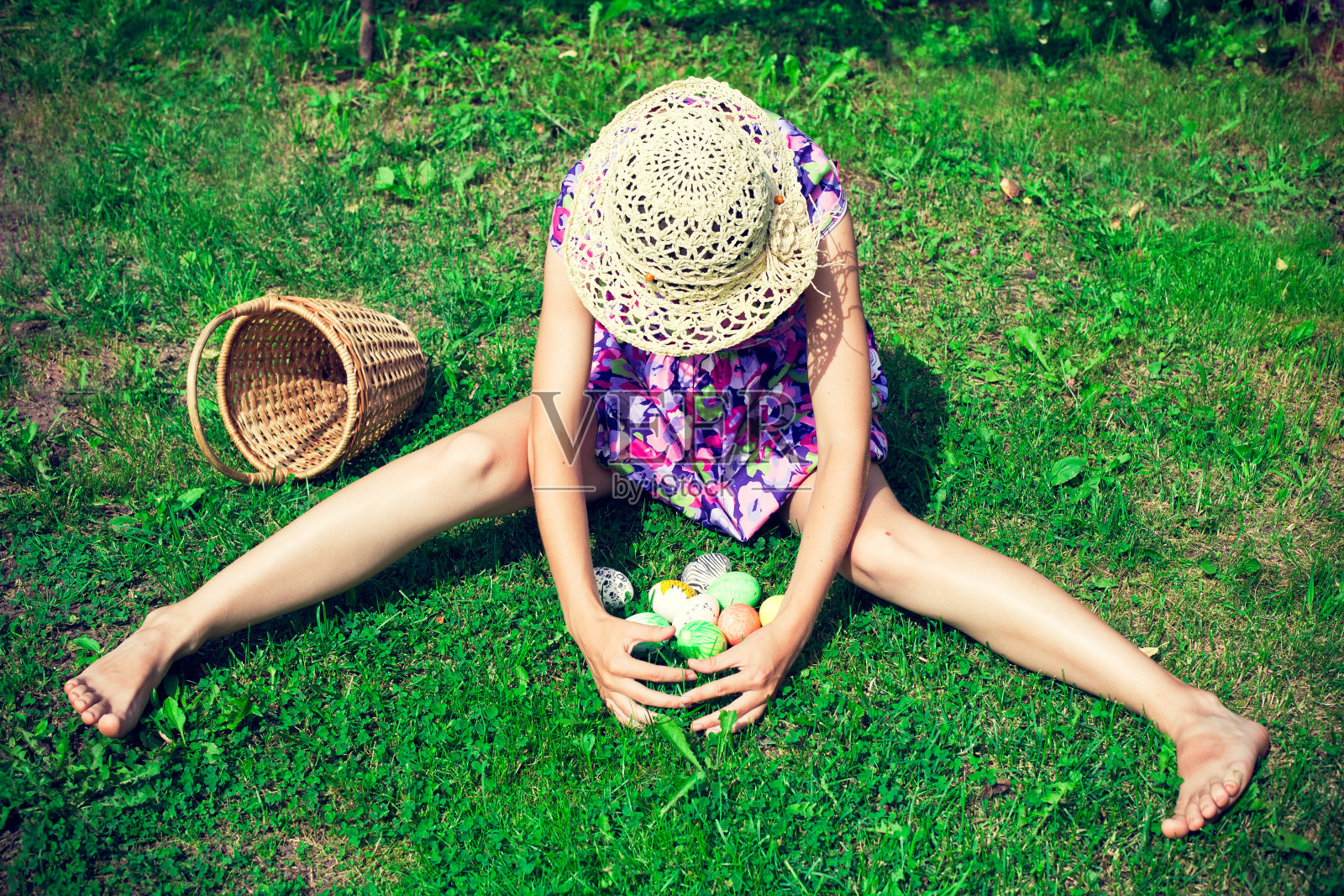 带着复活节彩蛋的年轻女人照片摄影图片