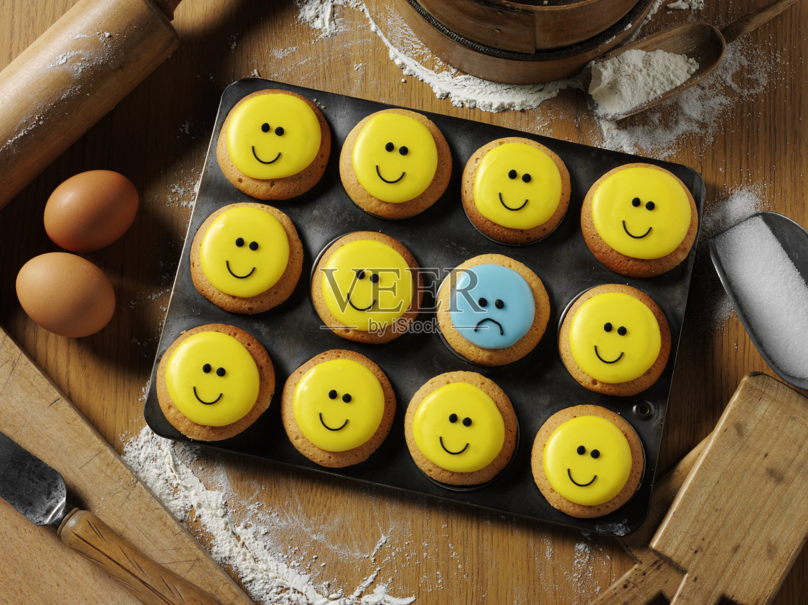 在人群中脱颖而出的小蛋糕照片摄影图片