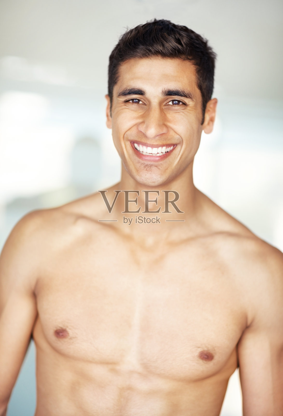 看着镜头的快乐的年轻男子肖像照片摄影图片