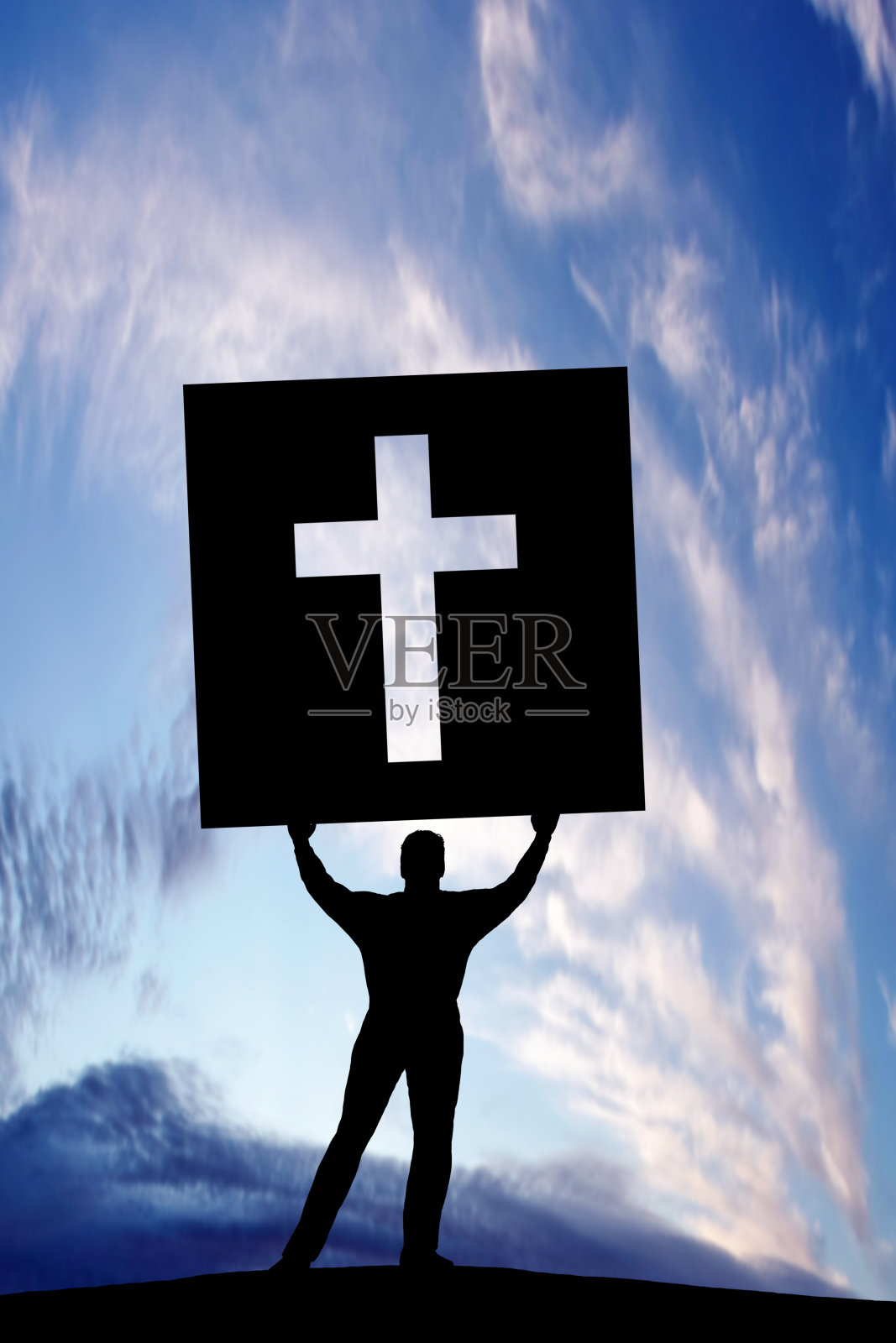 XXXL男人有十字标志照片摄影图片