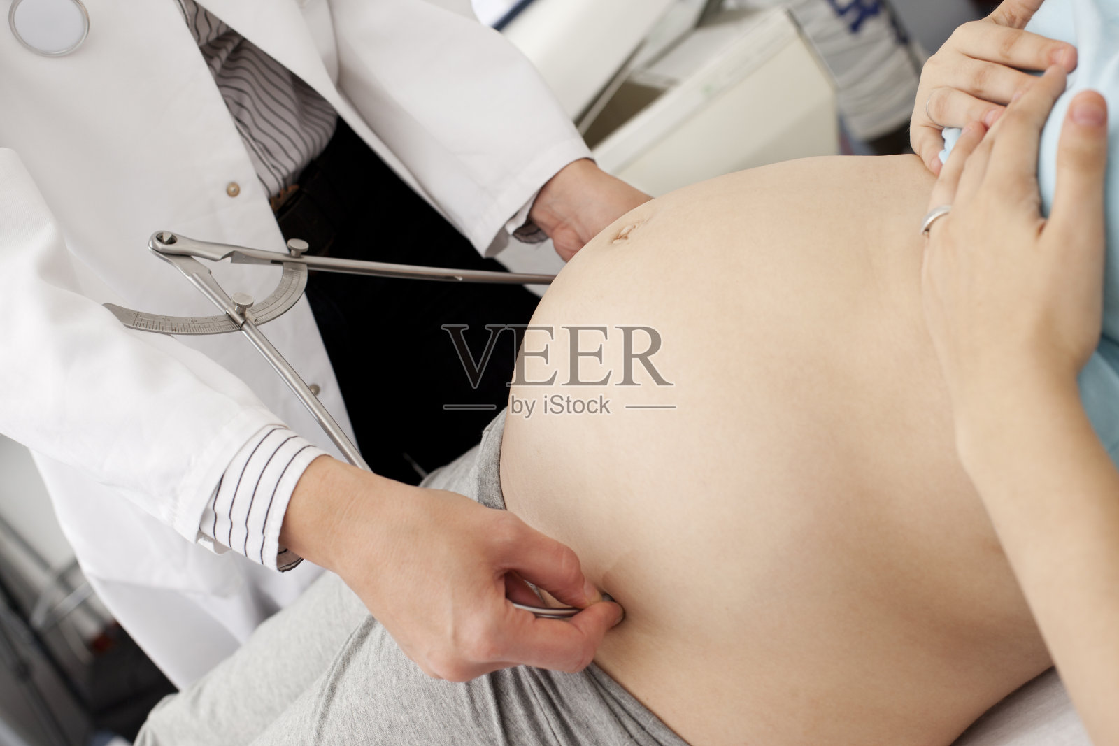 正在做骨盆检查的孕妇照片摄影图片