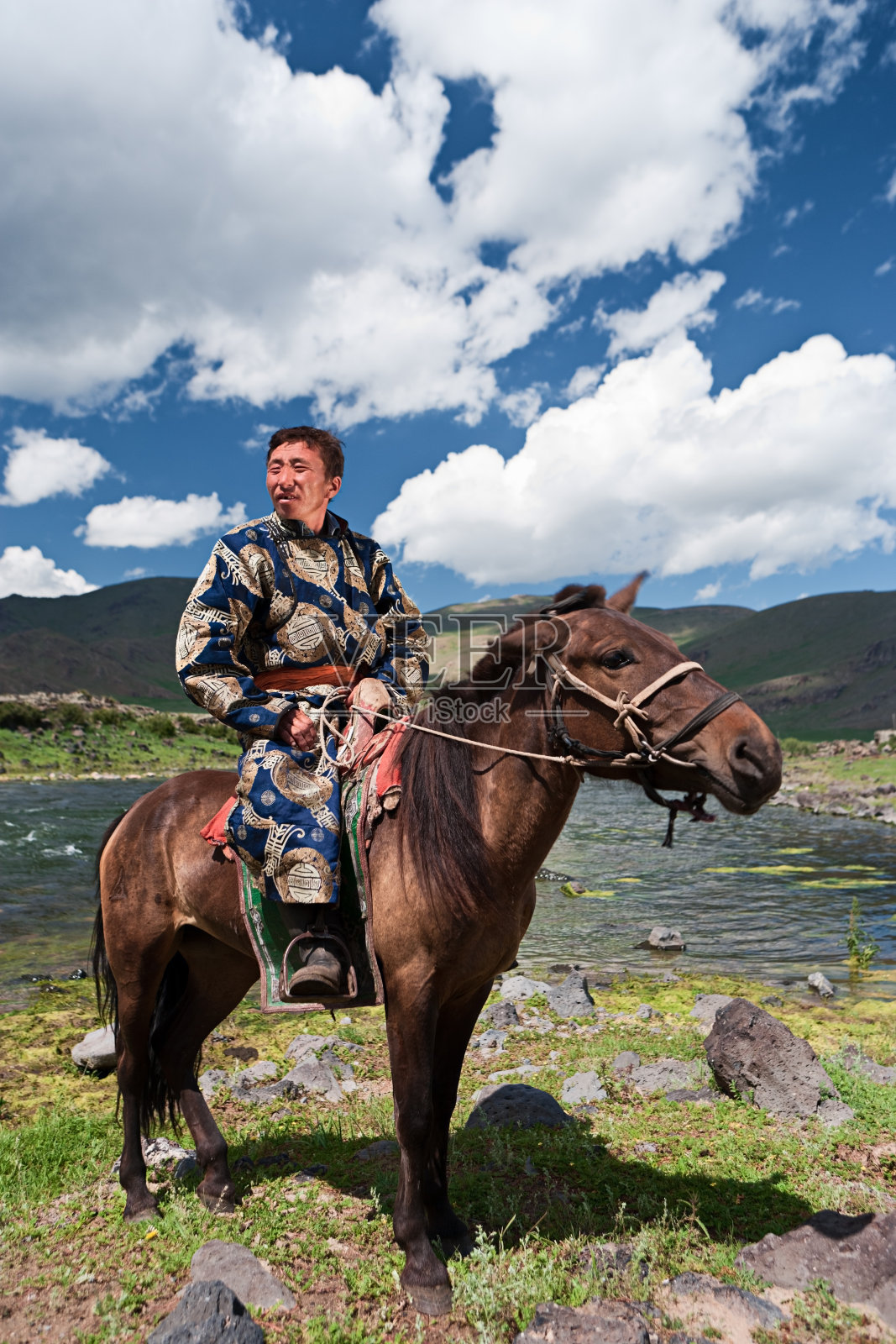 蒙古马背上的骑士照片摄影图片