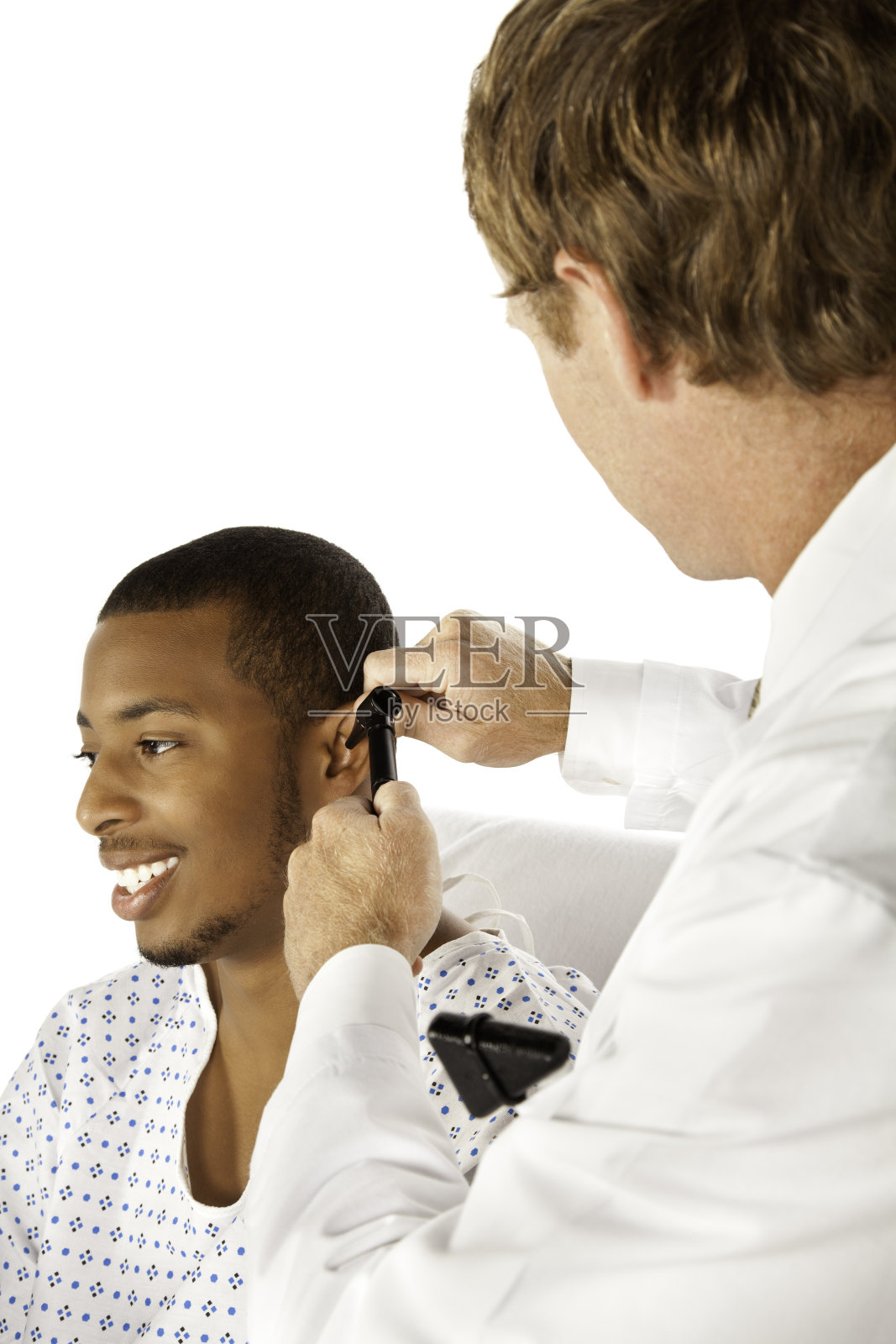 医生给病人做耳朵检查照片摄影图片