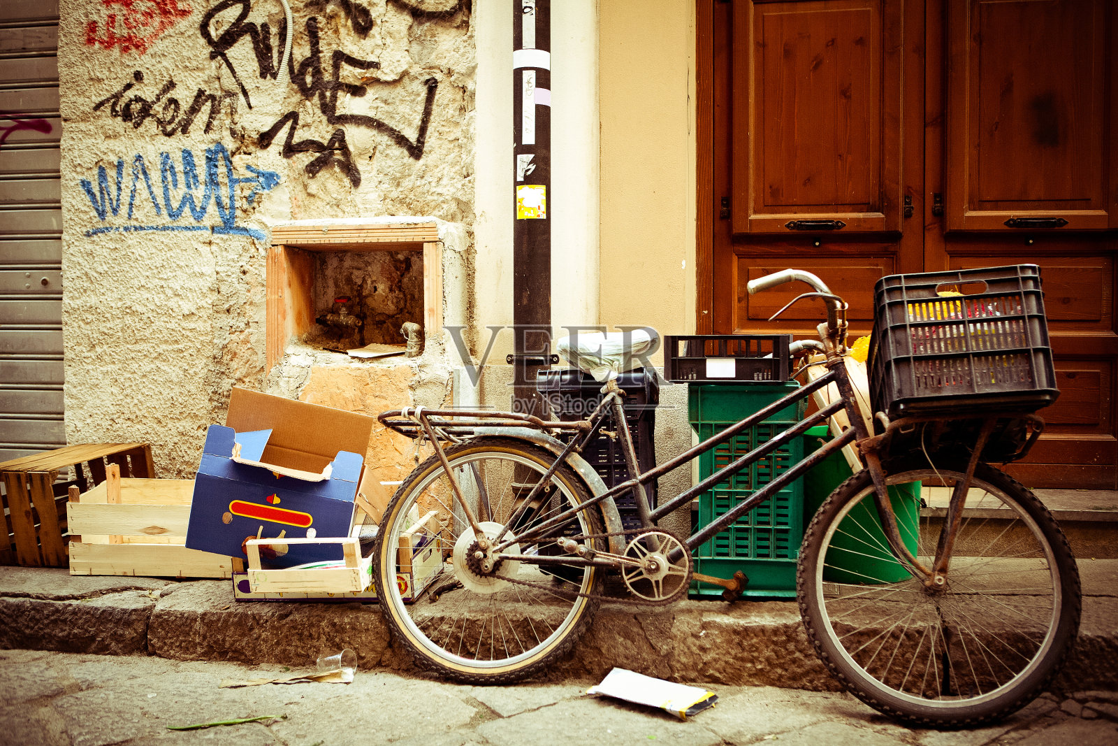 自行车靠在墙上照片摄影图片