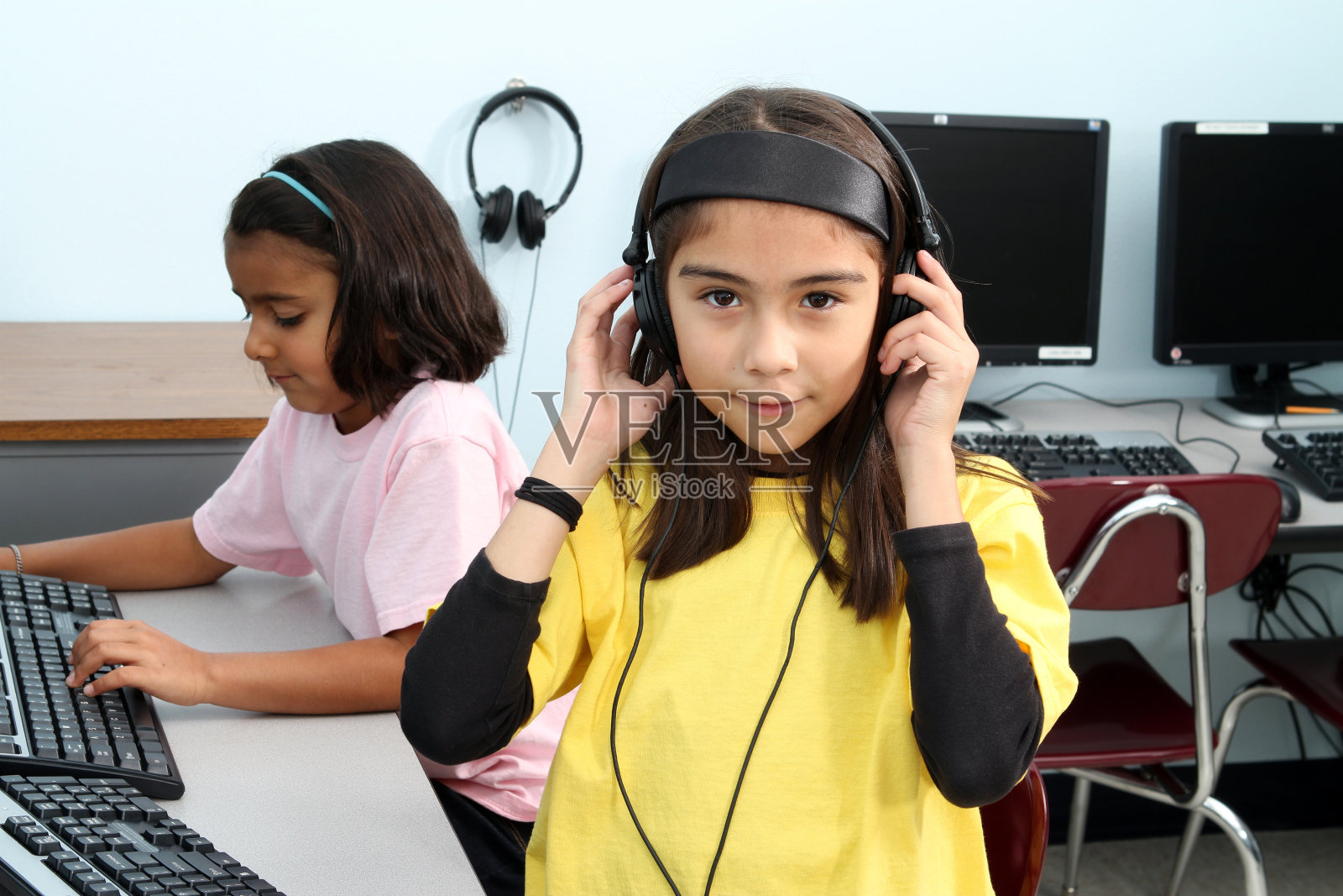 在计算机实验室工作的女孩照片摄影图片