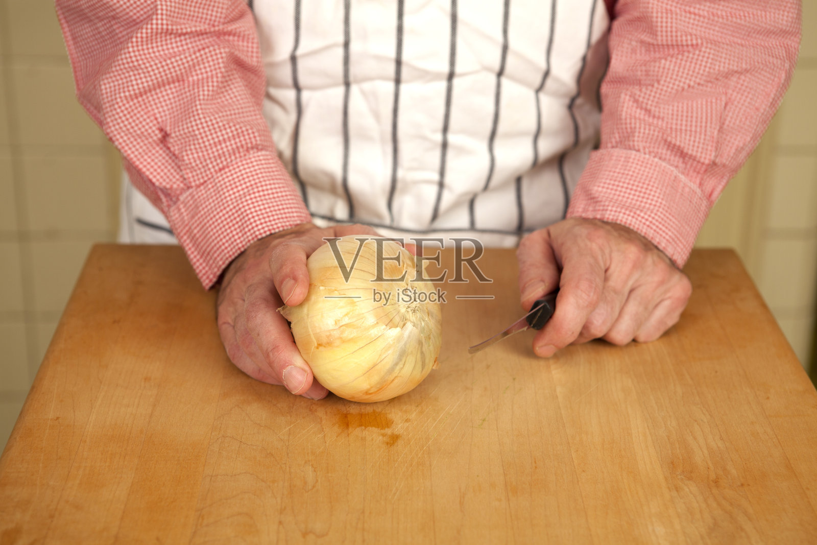 厨师准备切洋葱照片摄影图片