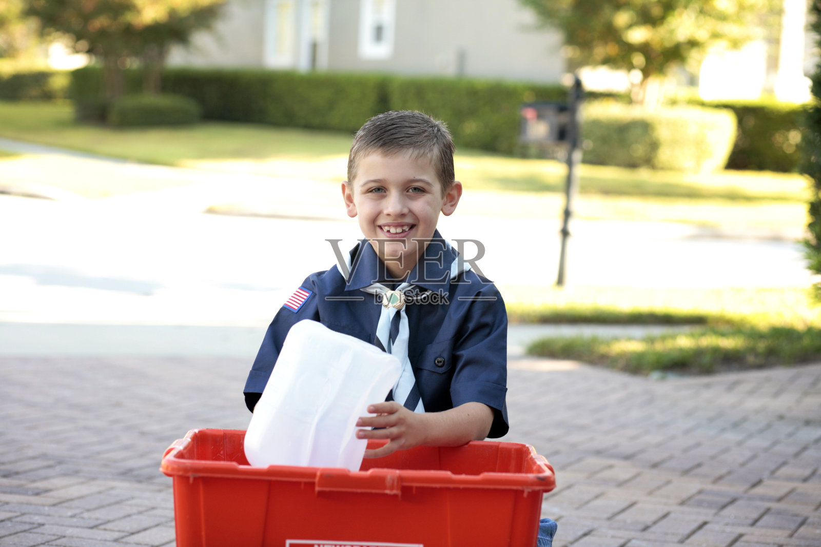 年轻的童子军与回收照片摄影图片