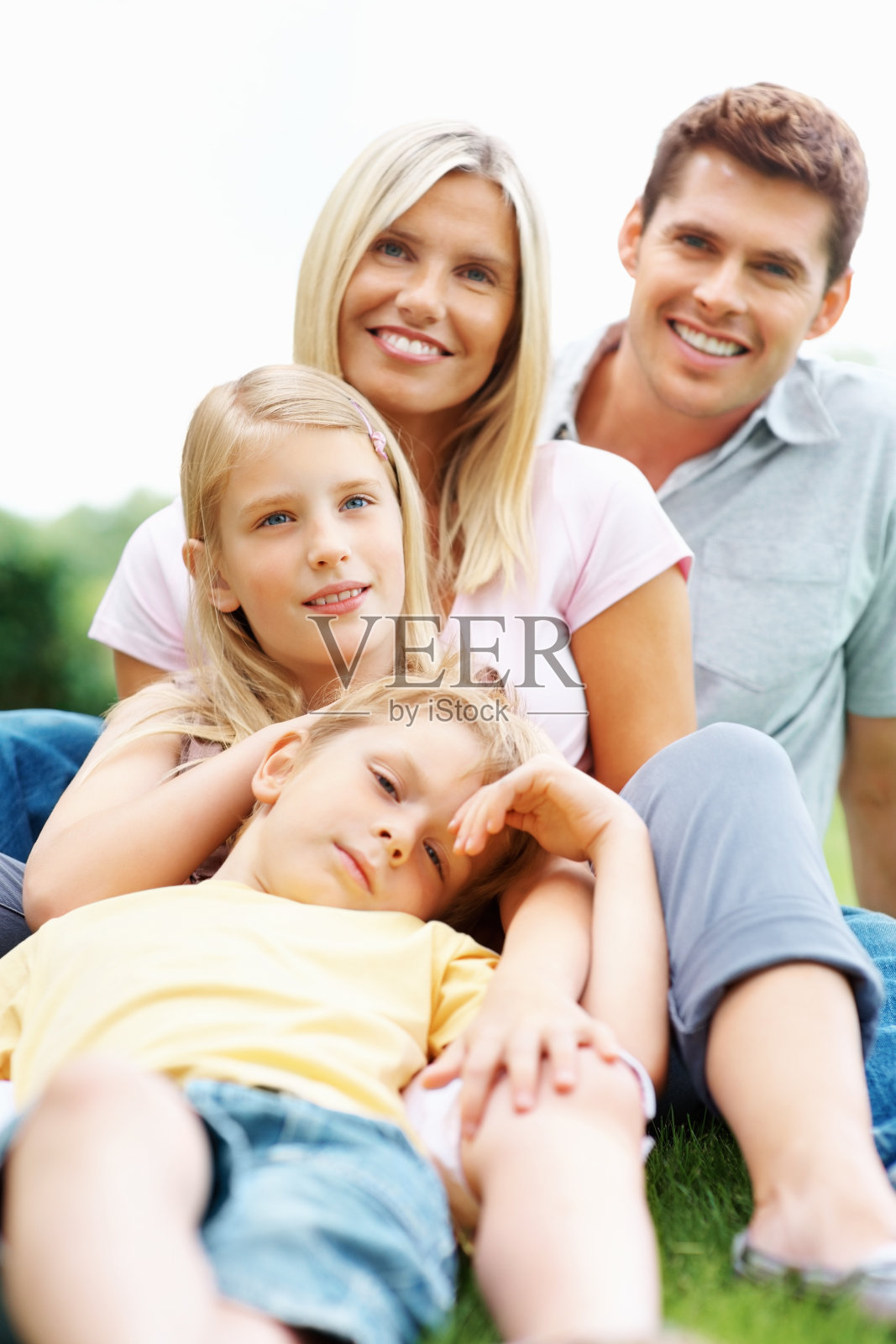 快乐轻松的一家人坐在户外照片摄影图片