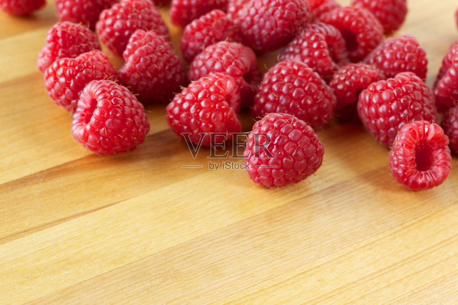 浅木表面的红色覆盆子照片摄影图片