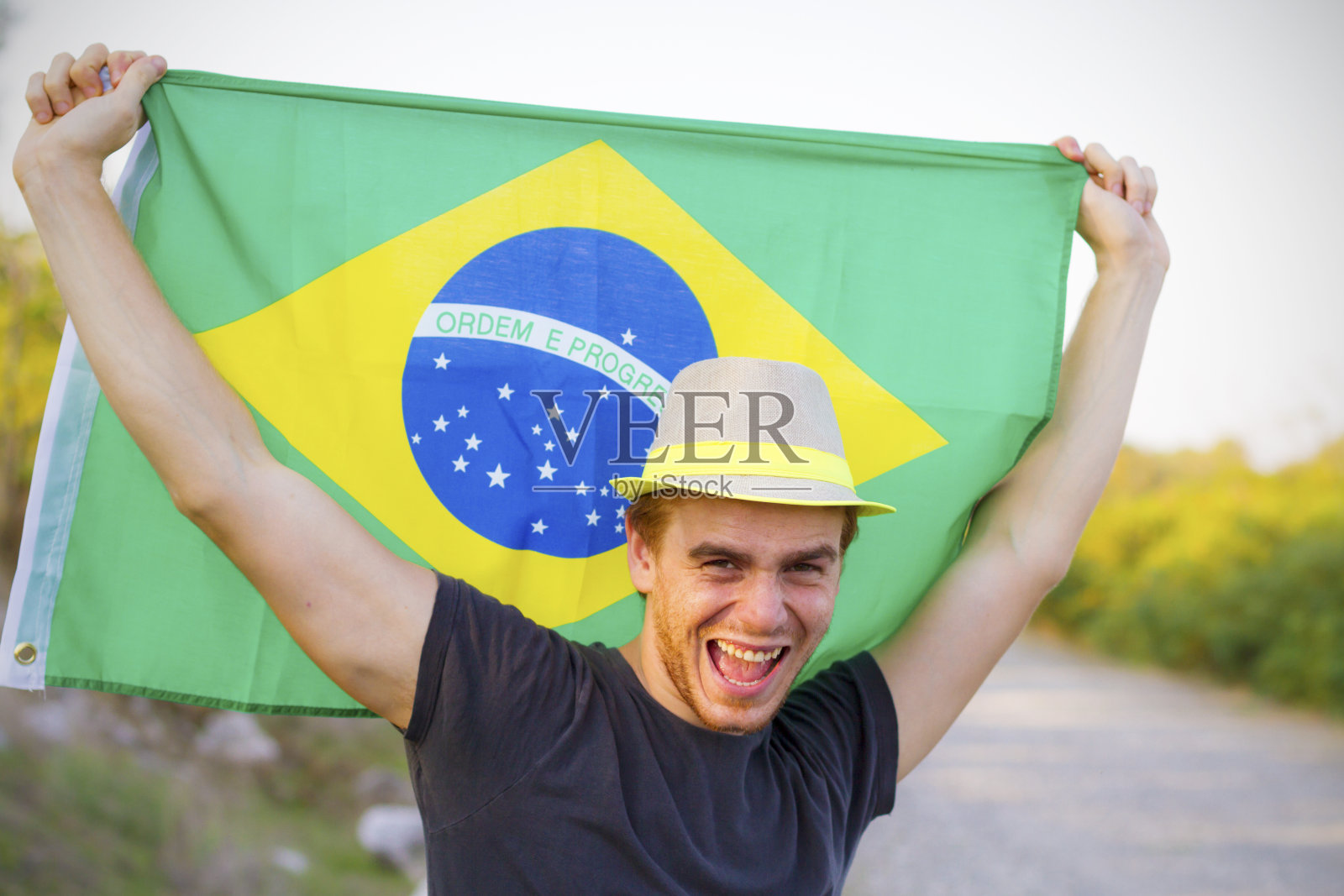 带国旗的巴西球迷照片摄影图片