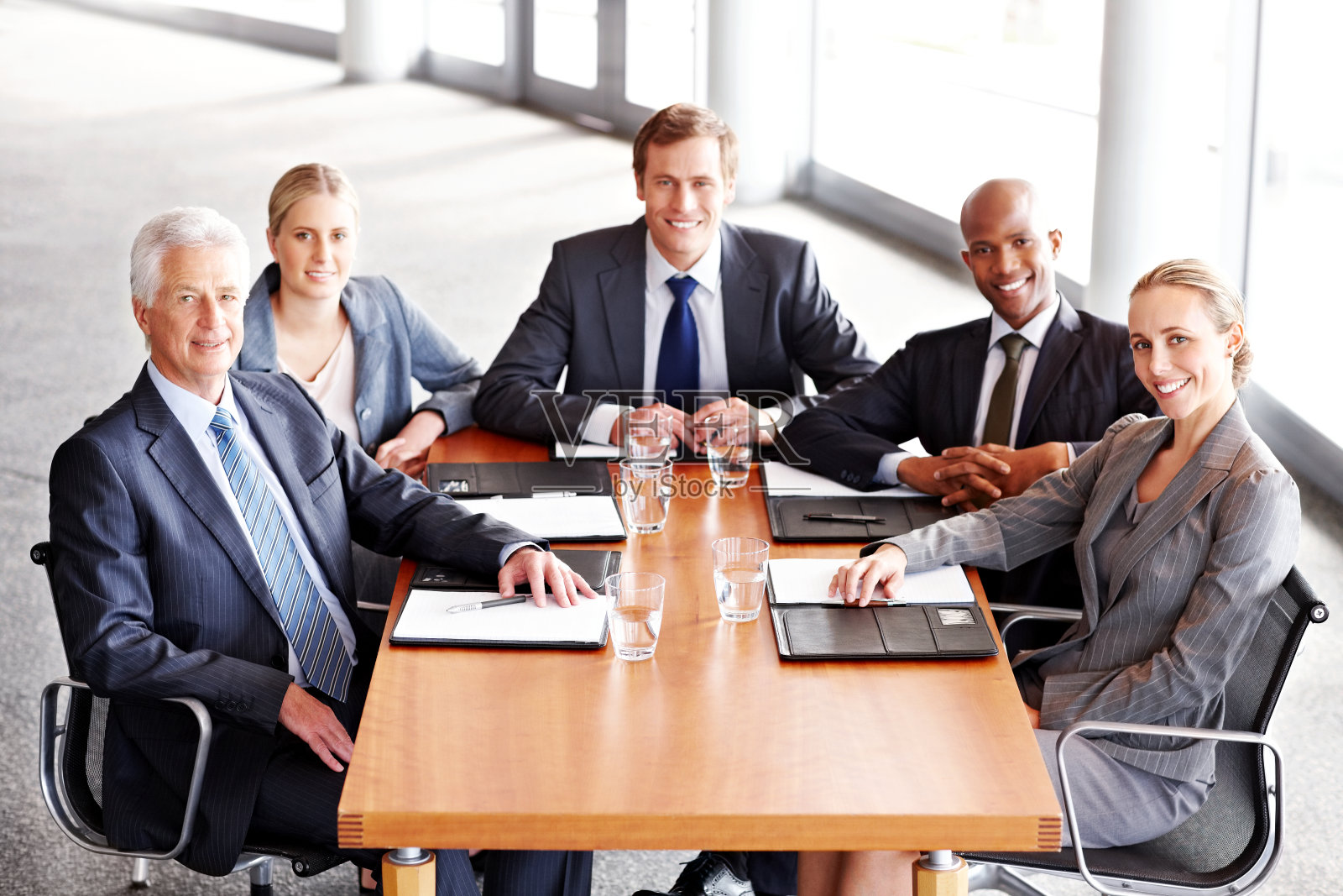 商务团队在会议桌摆姿势照片摄影图片