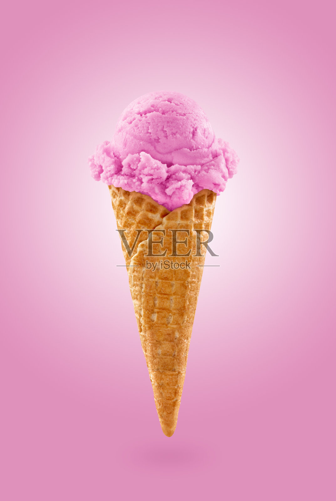 大华夫蛋筒里的樱桃冰淇淋超载了照片摄影图片