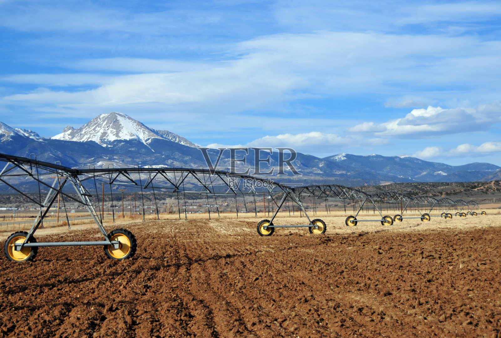 灌溉繁荣，低压系统-山与雪照片摄影图片