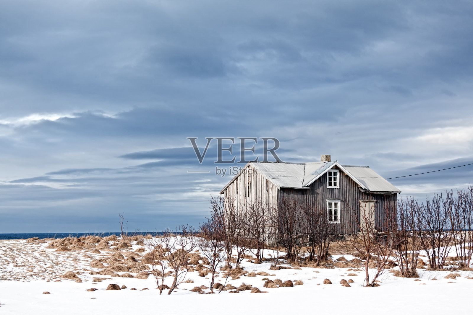 挪威罗浮敦群岛冬天的灰色木棚照片摄影图片