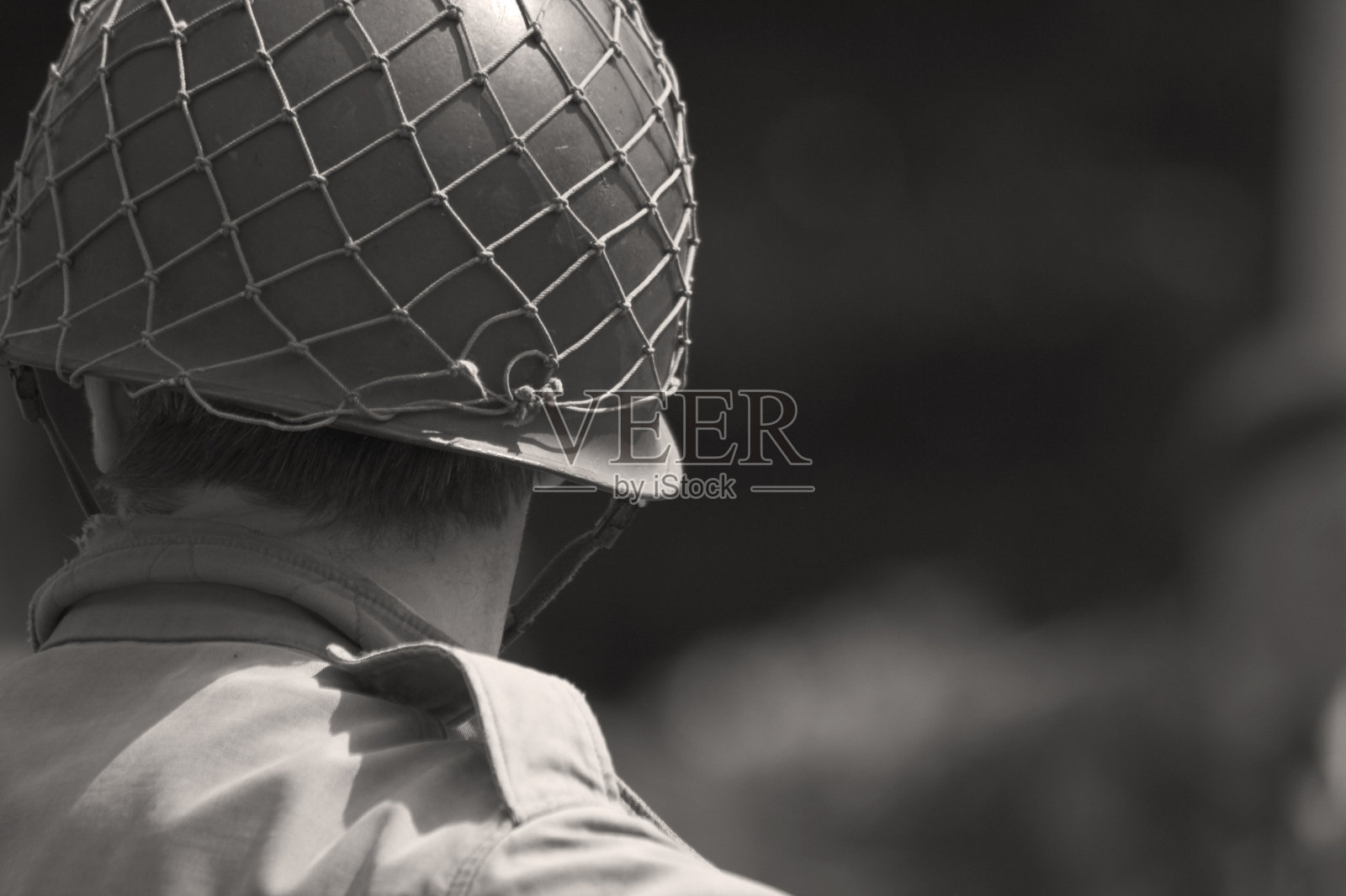 一个戴着头盔的美国士兵后视图的灰度图照片摄影图片