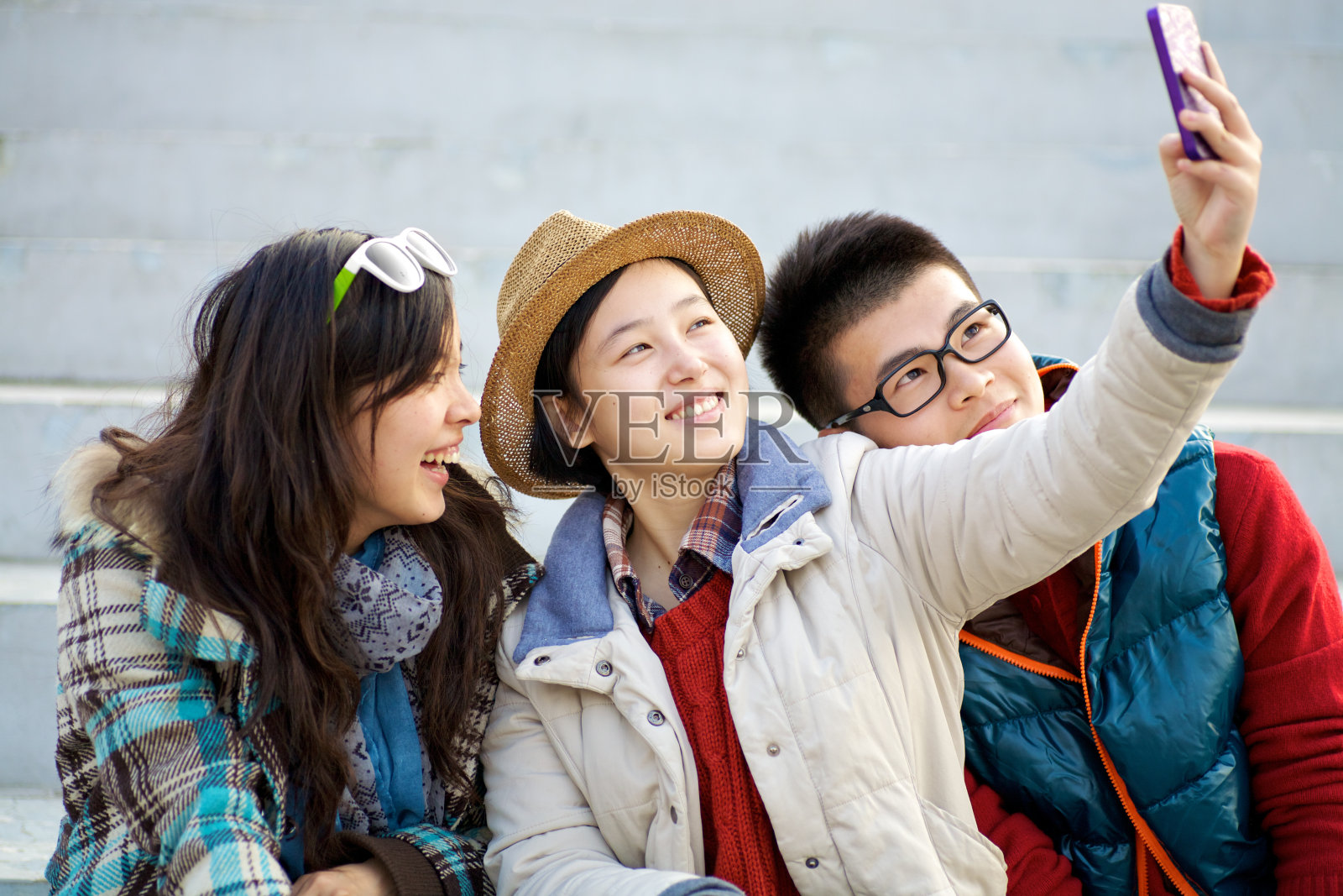 年轻的朋友一起出去玩照片摄影图片