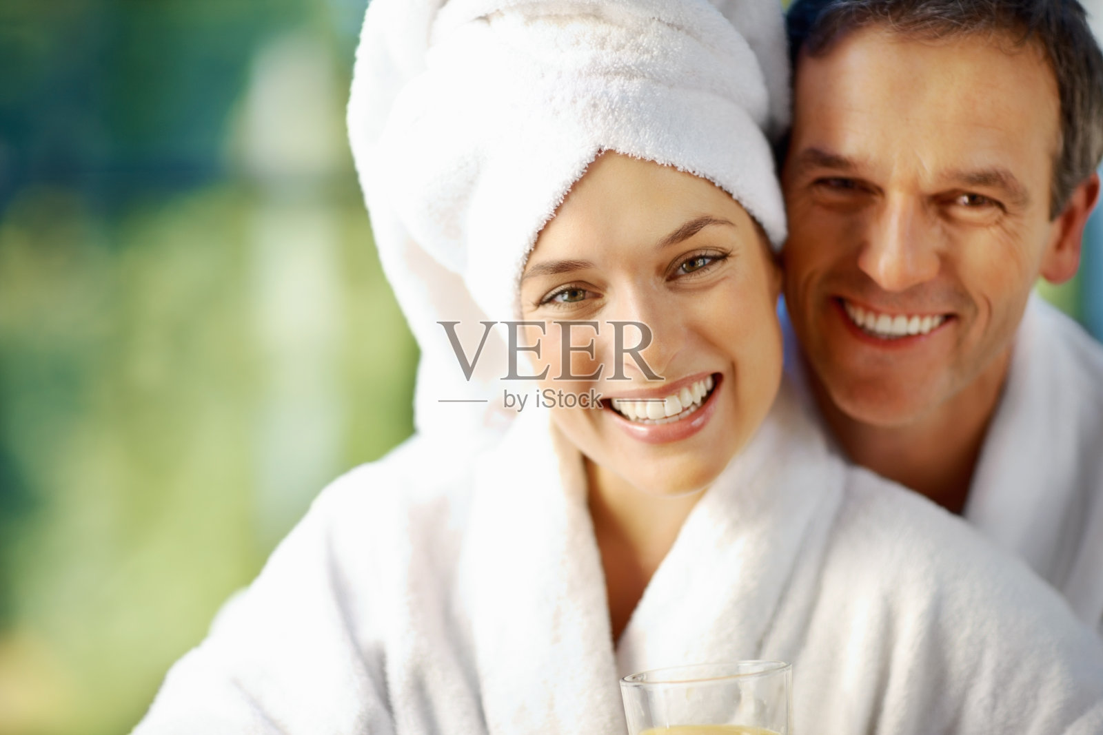 情侣在温泉照片摄影图片