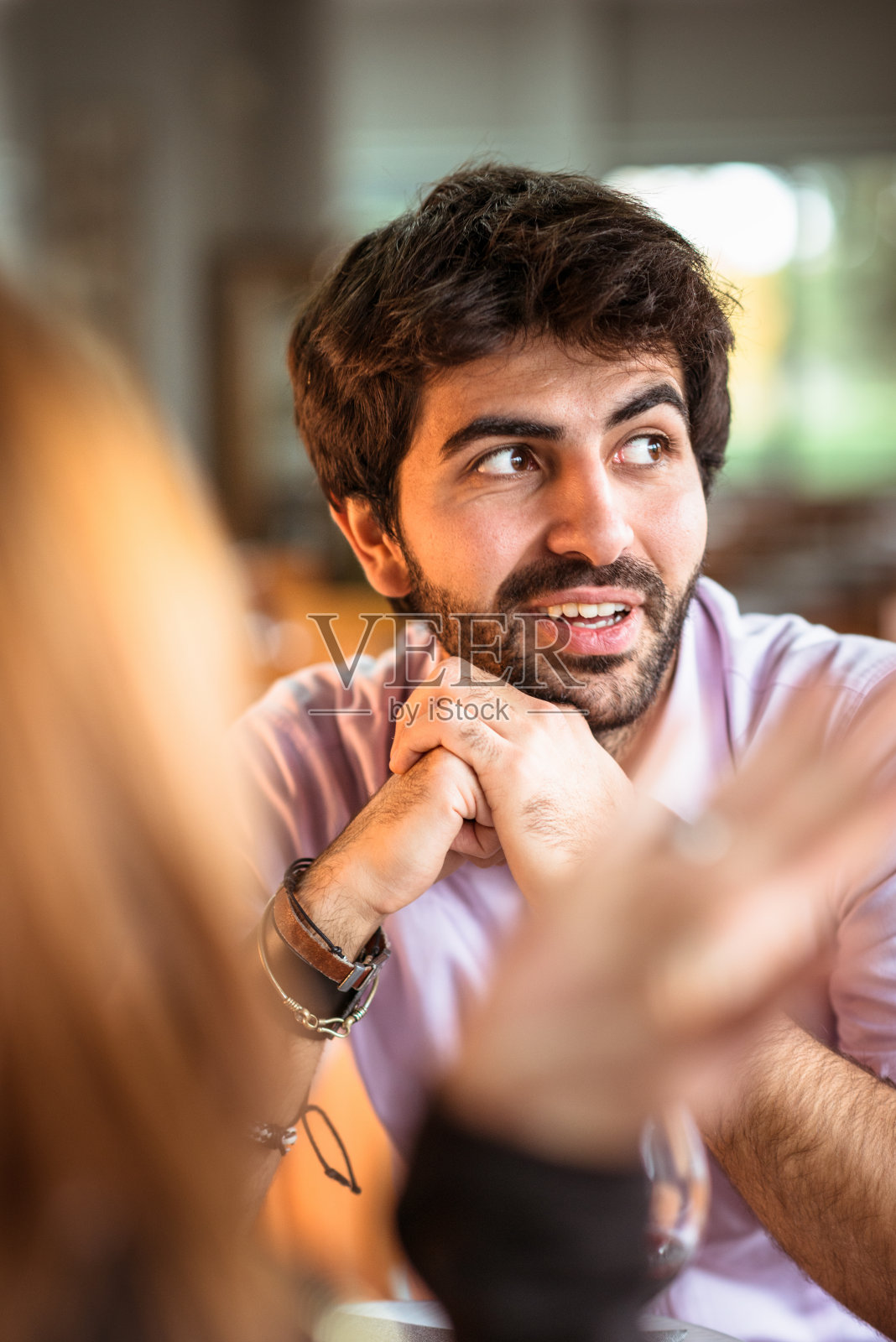 餐厅里一对幸福的情侣照片摄影图片