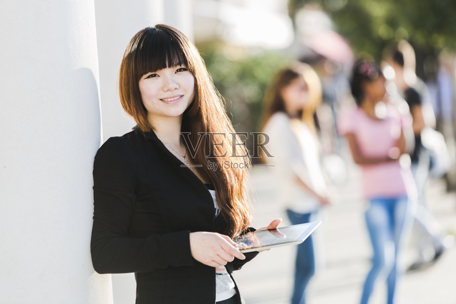 中国商业女性使用数字平板电脑照片摄影图片