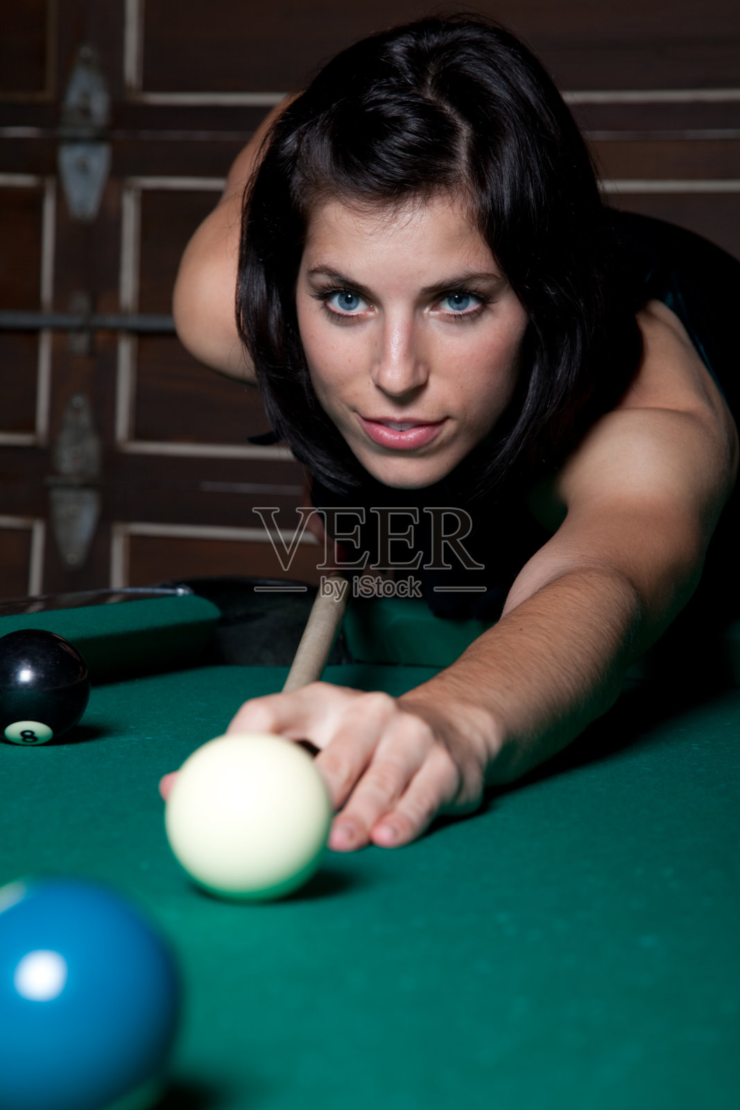 美女打台球照片摄影图片
