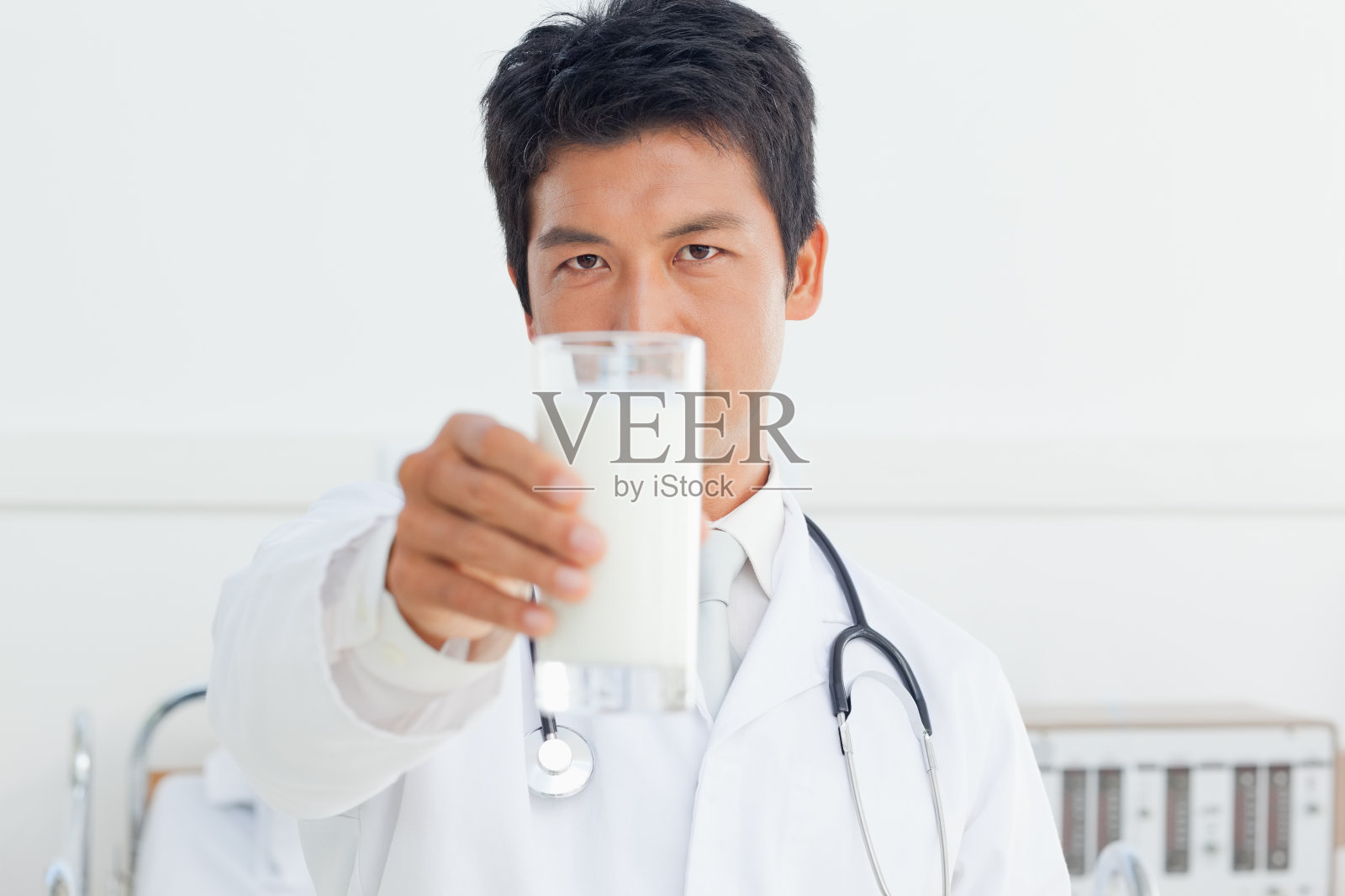 医生拿着一杯牛奶照片摄影图片
