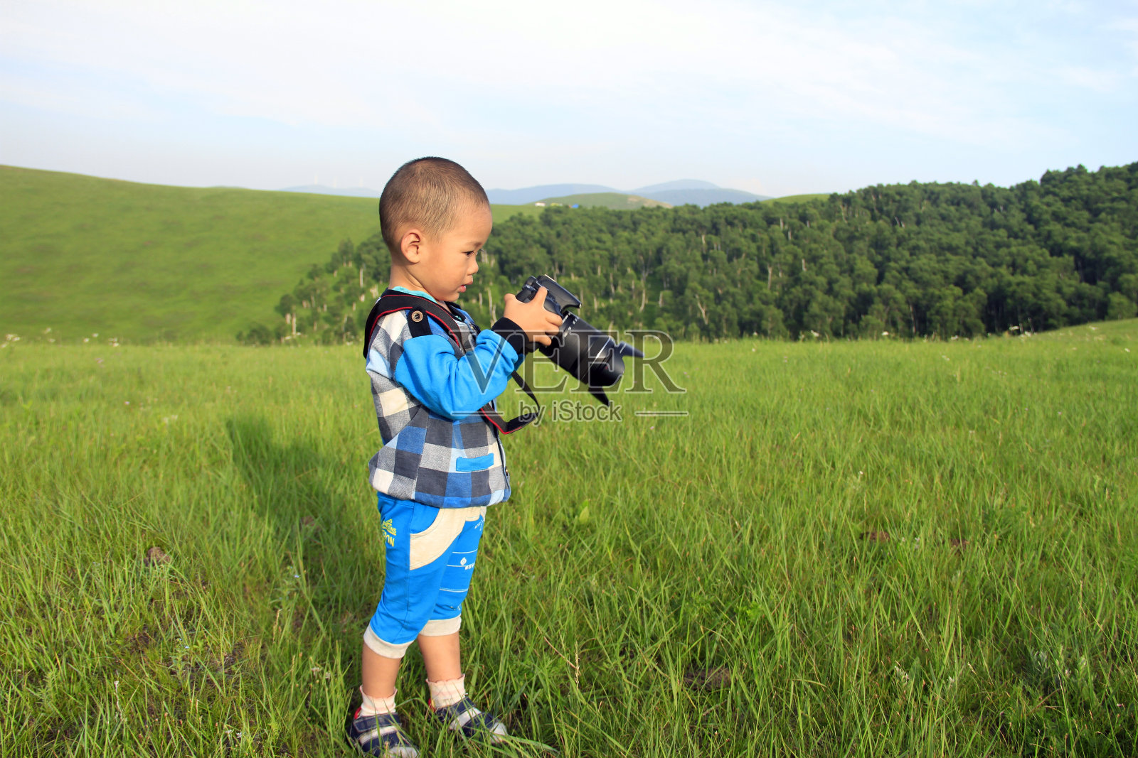男孩拍照照片摄影图片