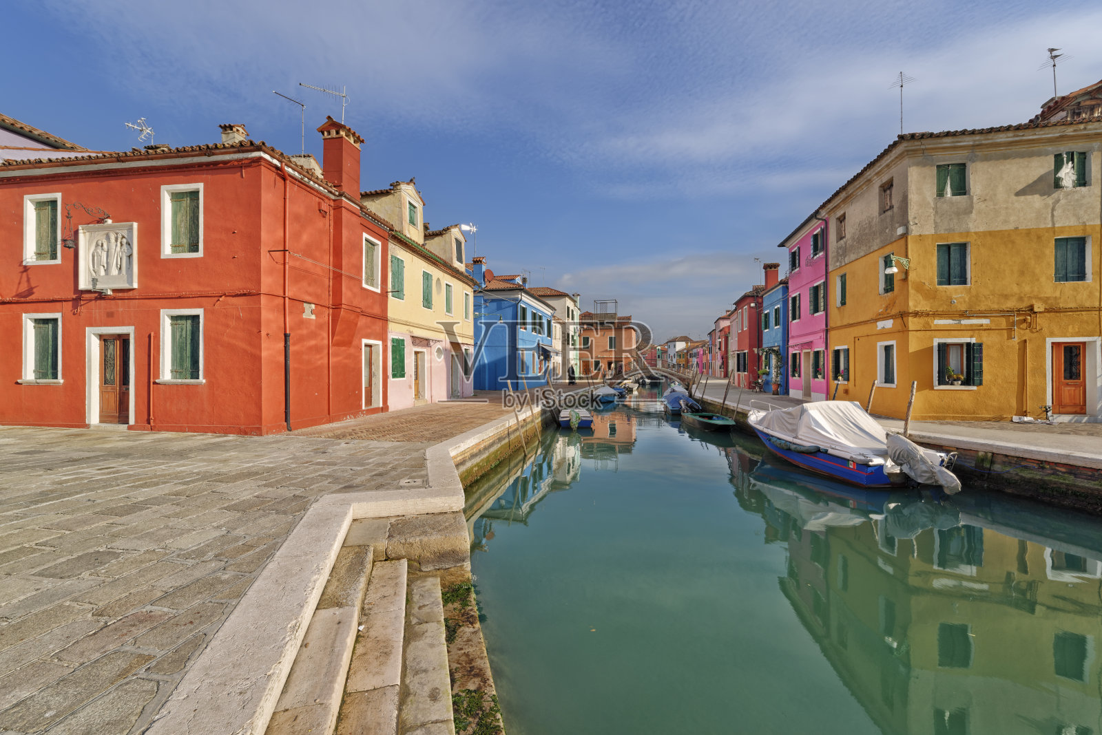 城市建筑物中的空巷照片摄影图片