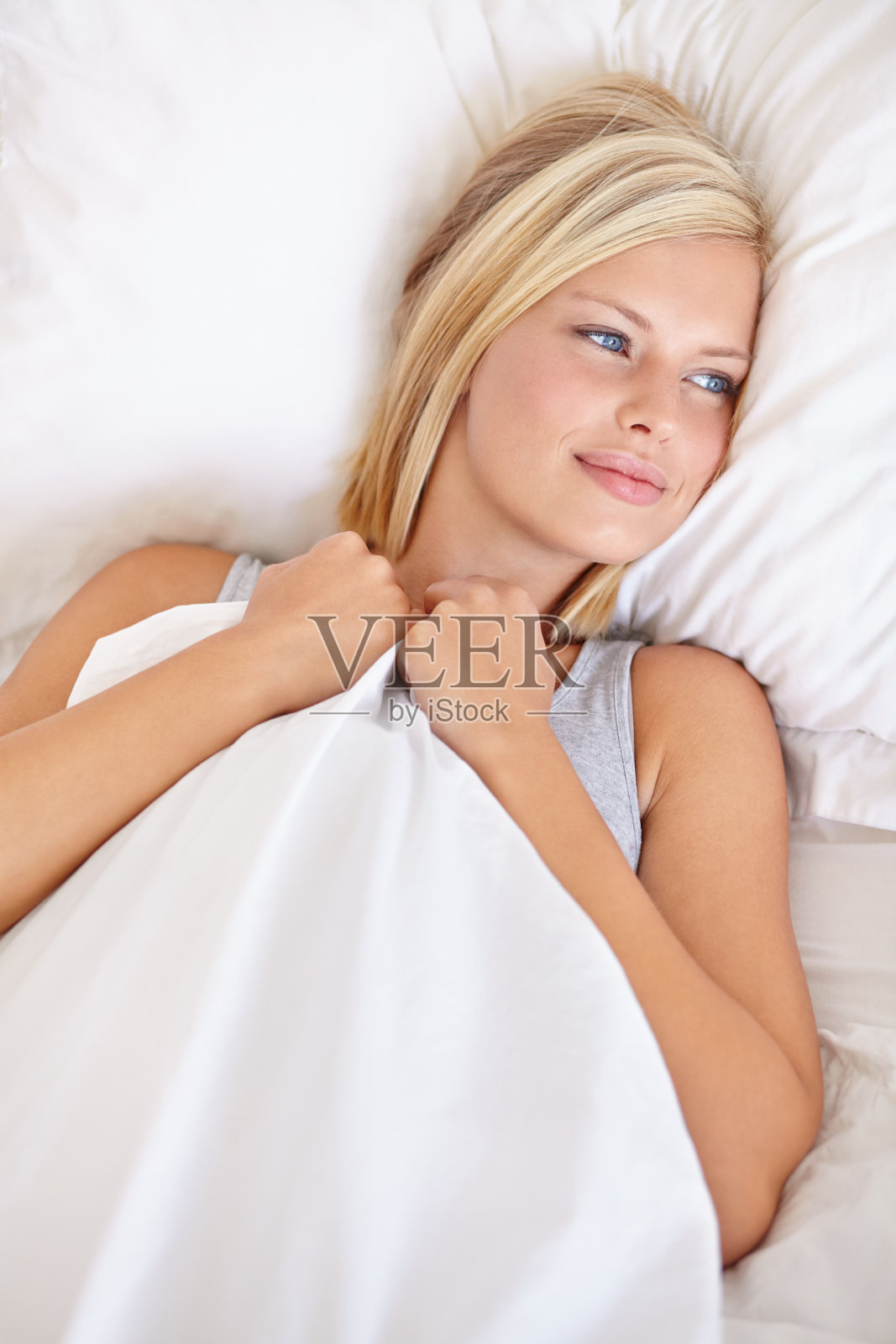 她整天都躺在床上照片摄影图片