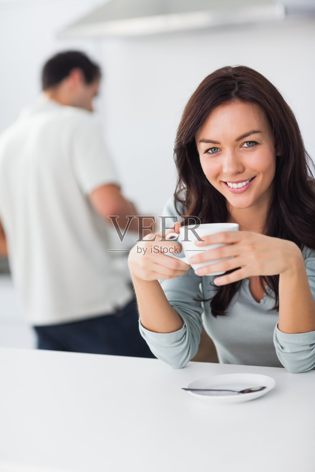 拿着一杯咖啡的女人照片摄影图片