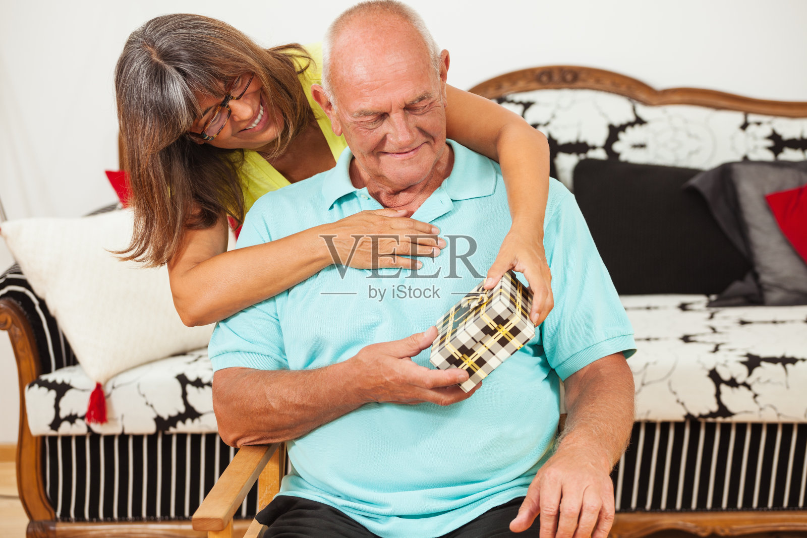 年长的女人给丈夫送礼照片摄影图片