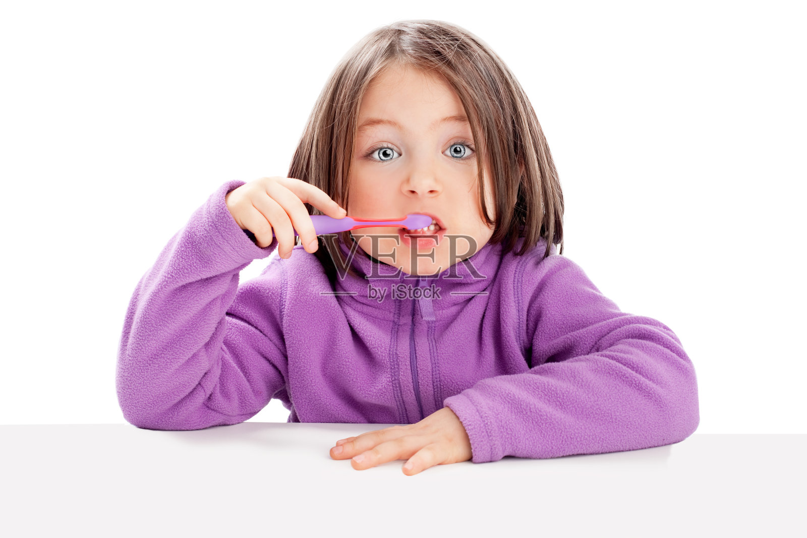 可爱的小女孩正在刷牙照片摄影图片