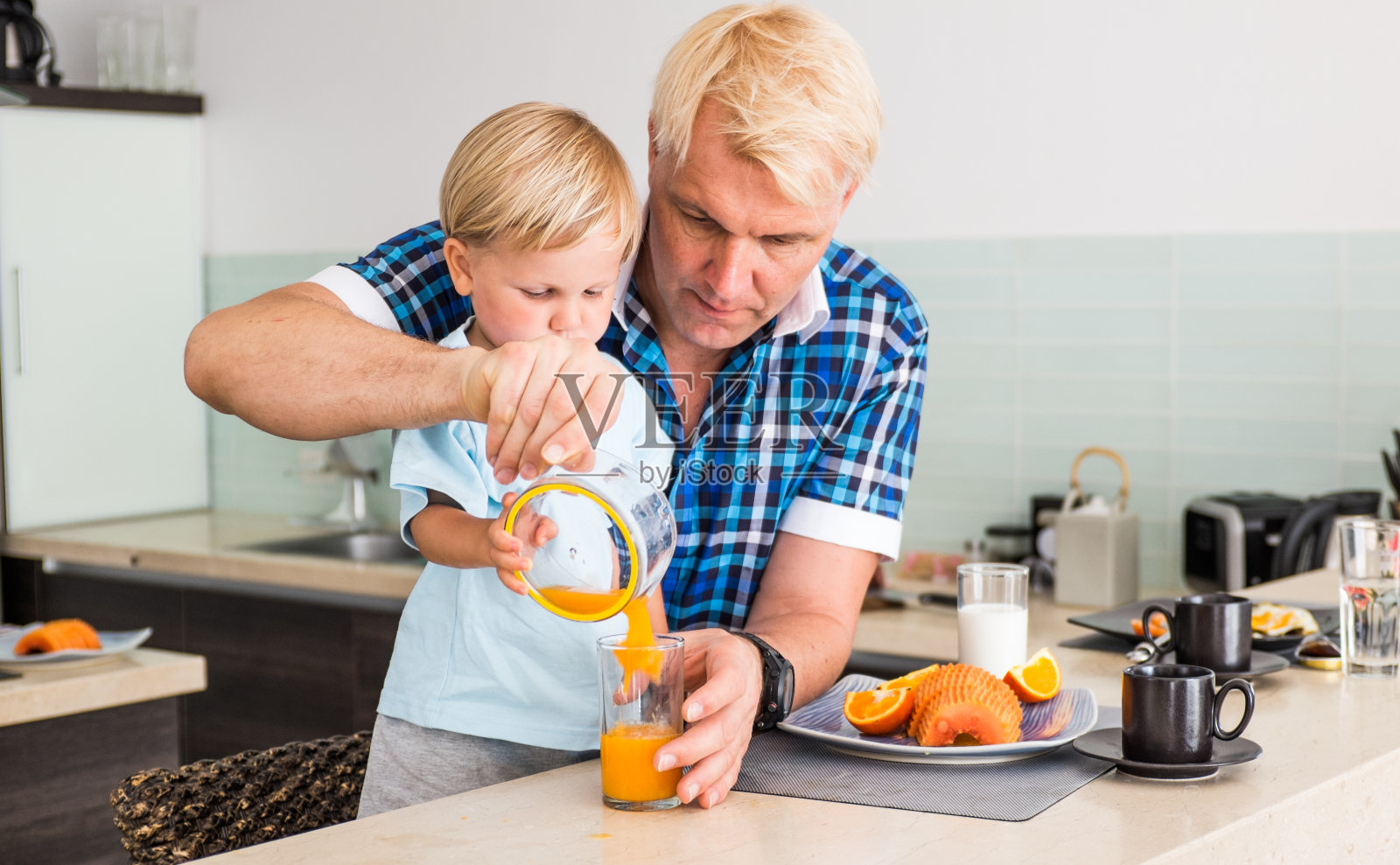 一个小孩在厨房里照片摄影图片