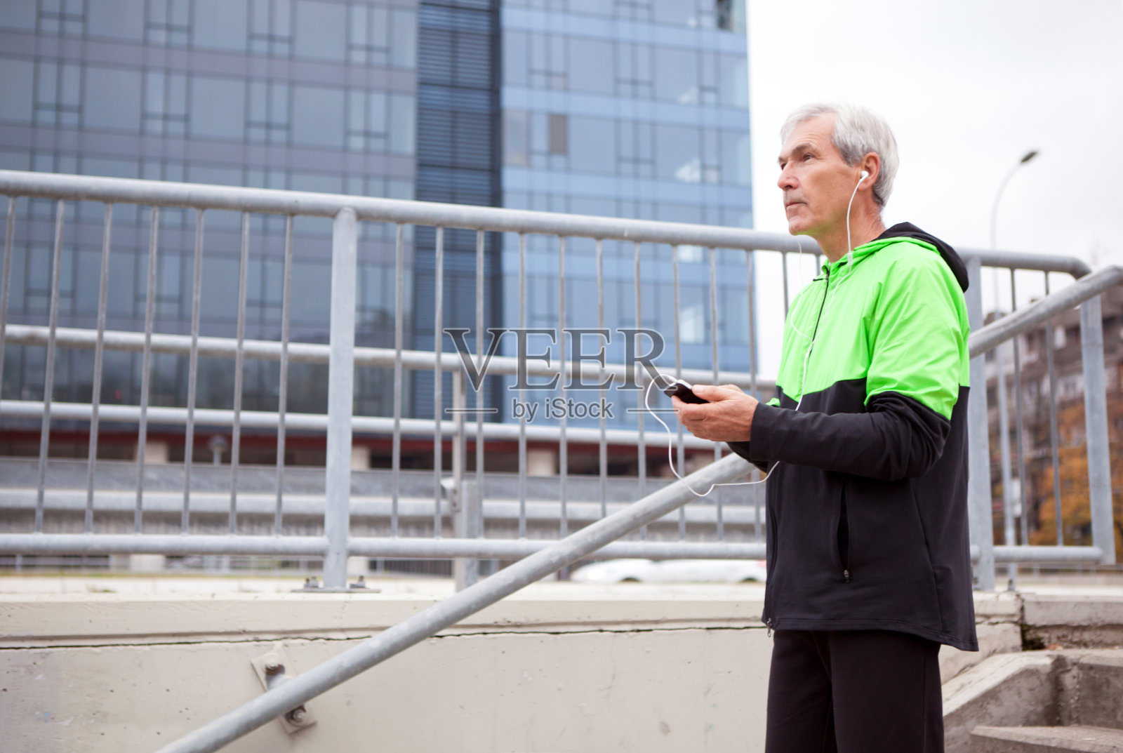 高级的人运行。照片摄影图片