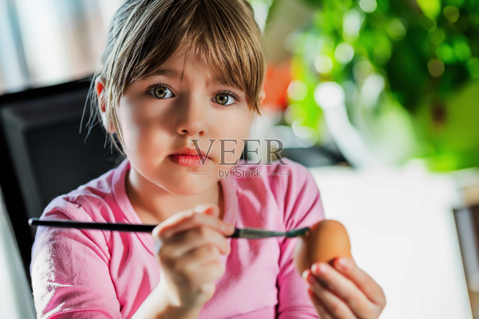 小女孩在家画复活节彩蛋照片摄影图片