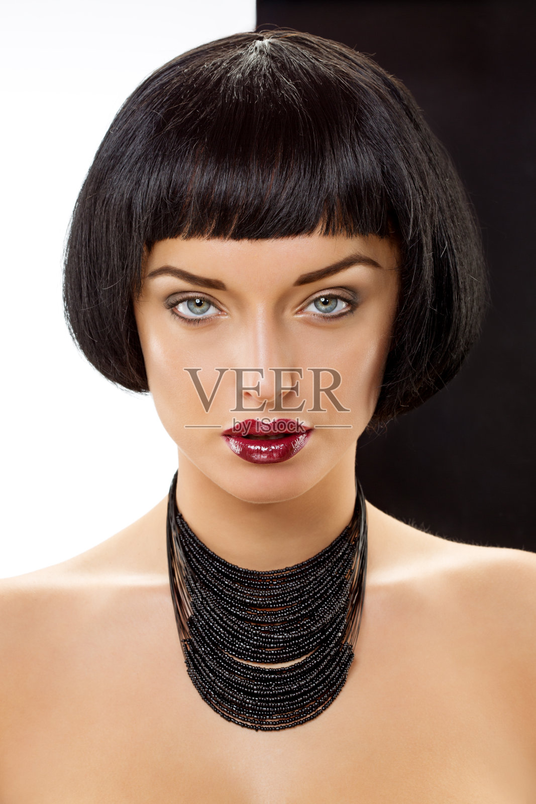 近距离的女人与明亮的化妆戴黑色项链照片摄影图片