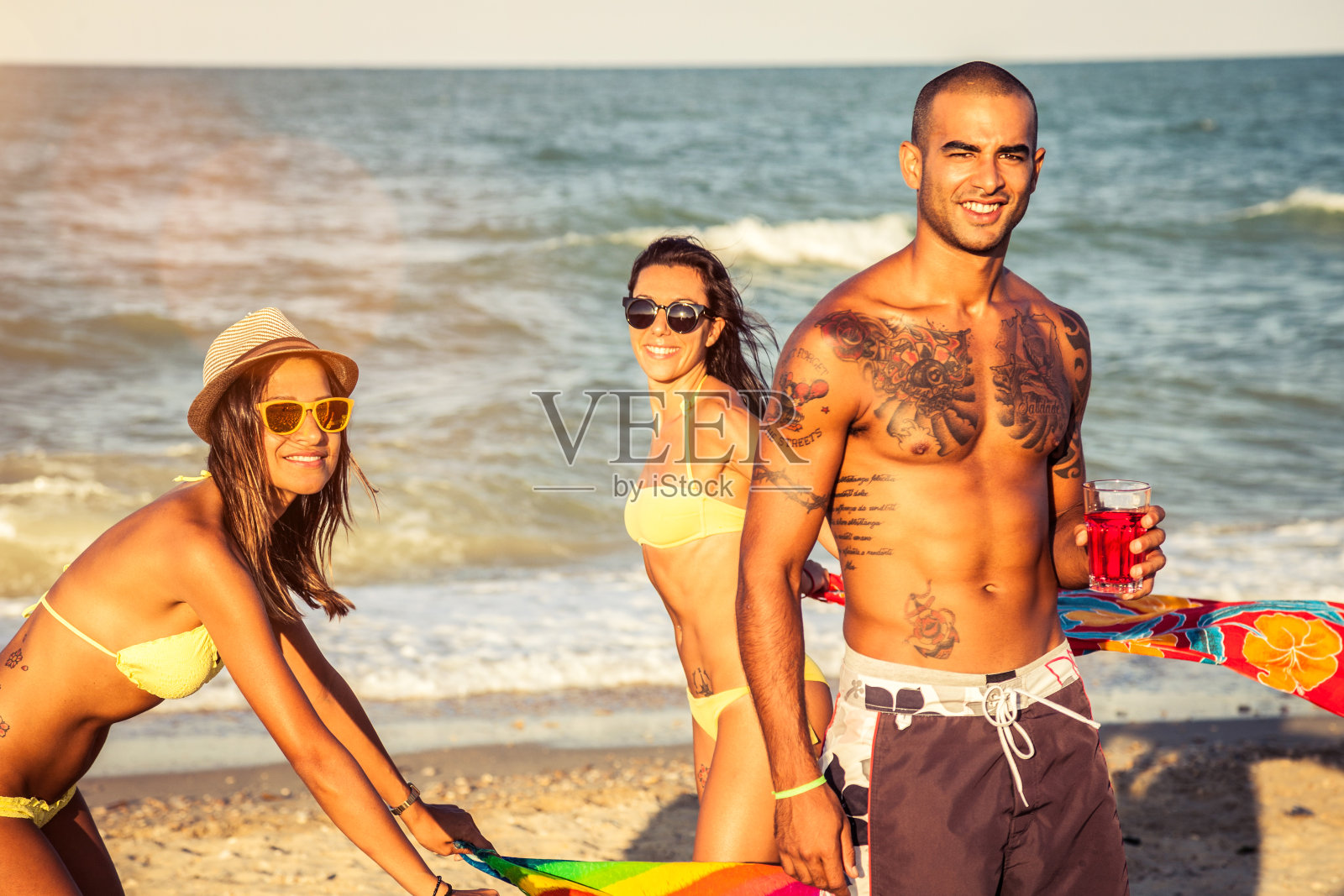 海滩上的朋友照片摄影图片