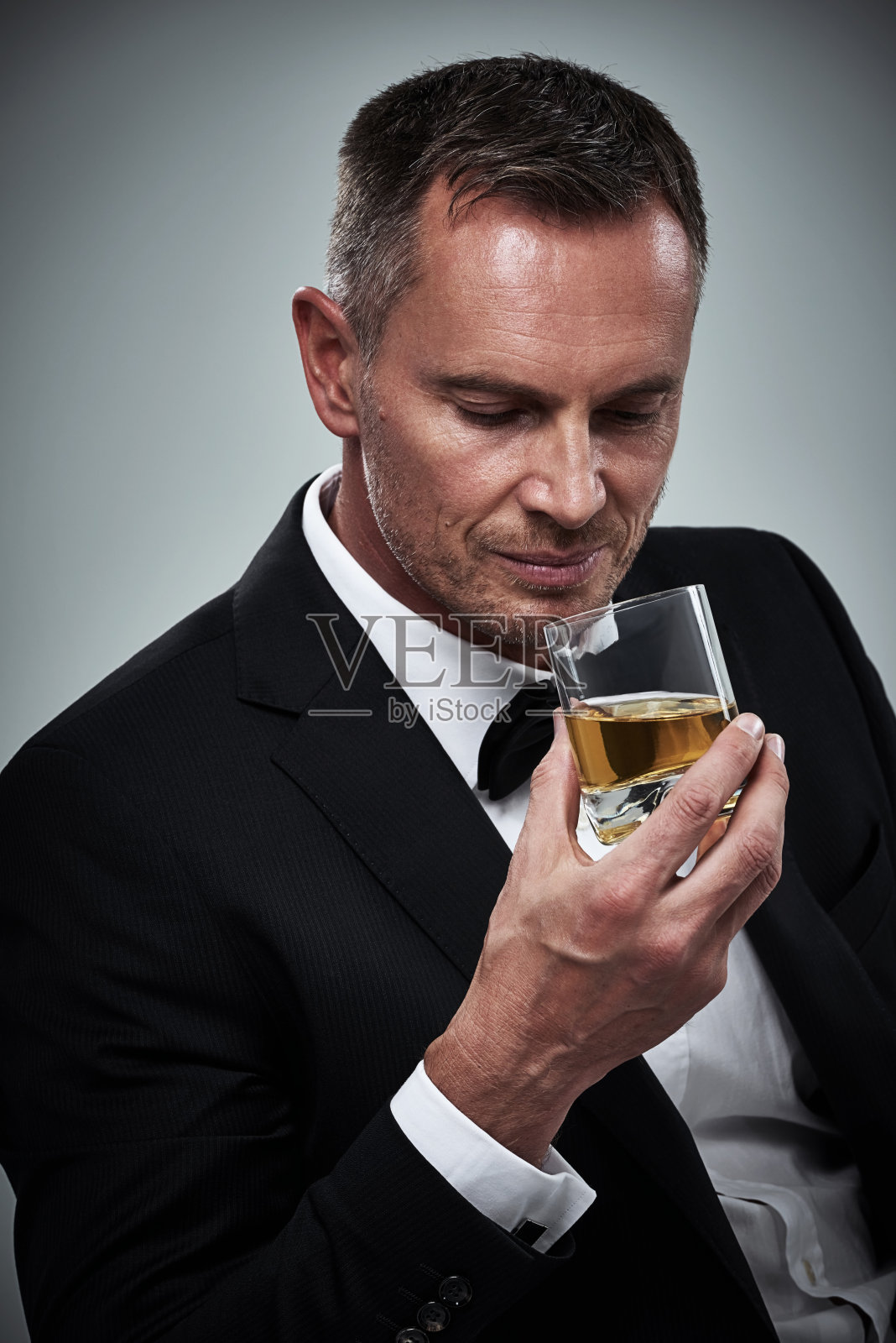 他喜欢陈年的苏格兰威士忌照片摄影图片