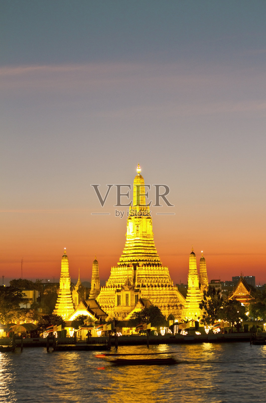 黄昏时分，曼谷著名的阿龙寺照片摄影图片