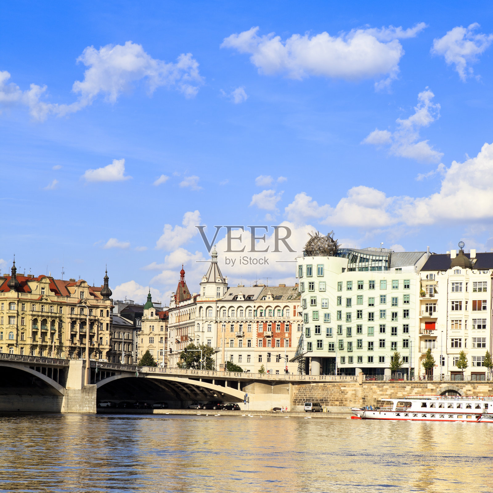 布拉格的天际线与舞蹈屋和Jirásek桥照片摄影图片