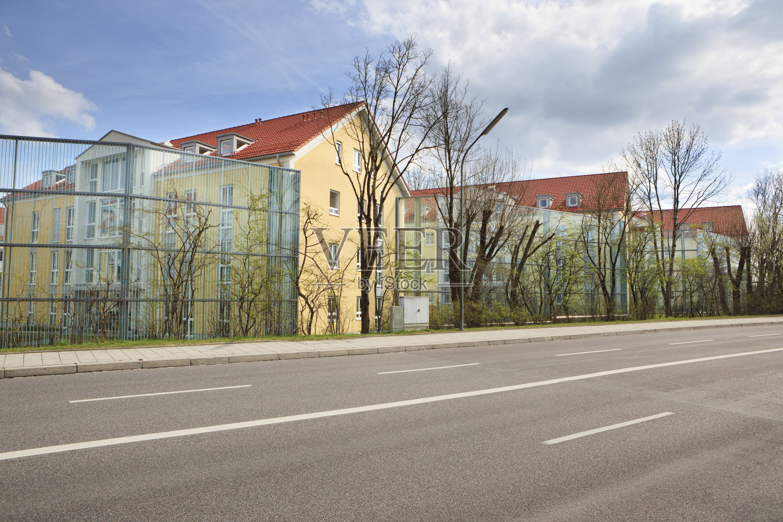 位于四车道的公寓大厦隔音屏障照片摄影图片