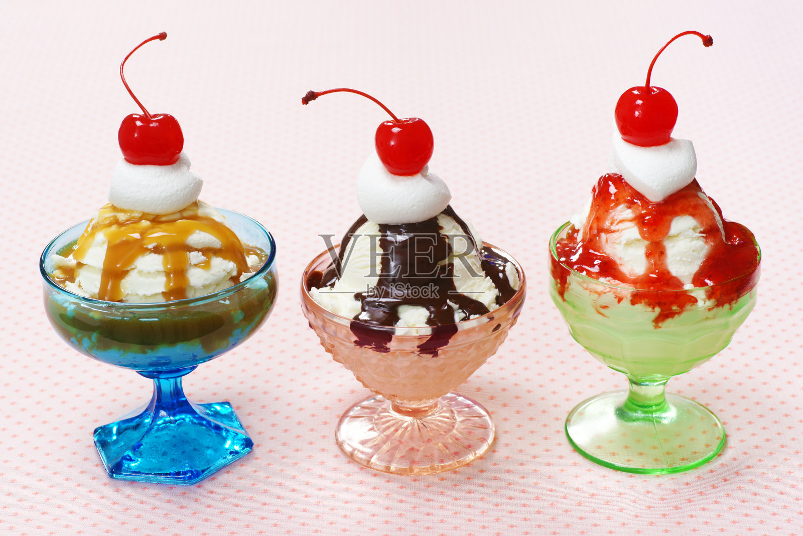 三个冰淇淋圣代在复古玻璃盘子照片摄影图片