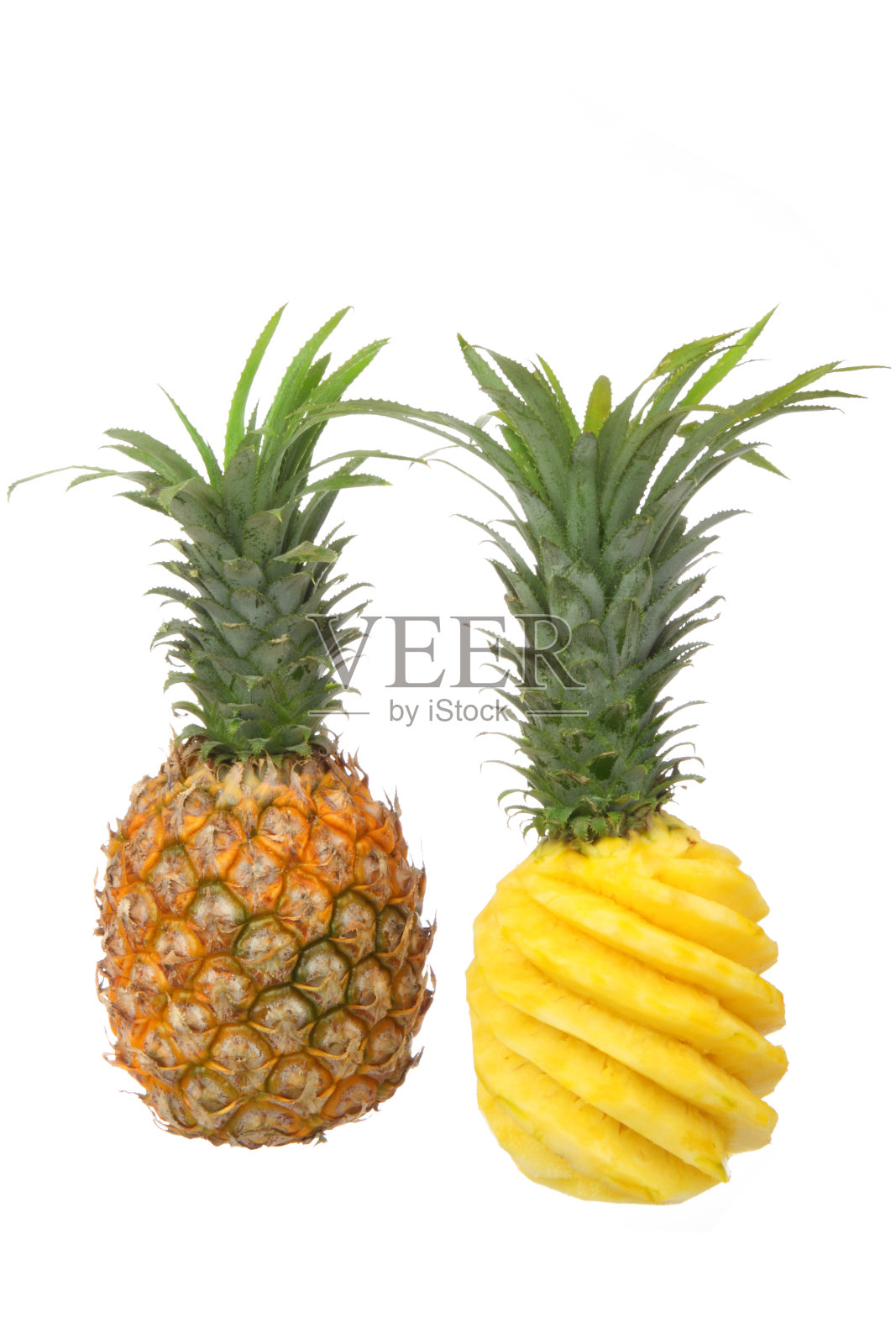 新鲜菠萝水果与切和绿叶照片摄影图片